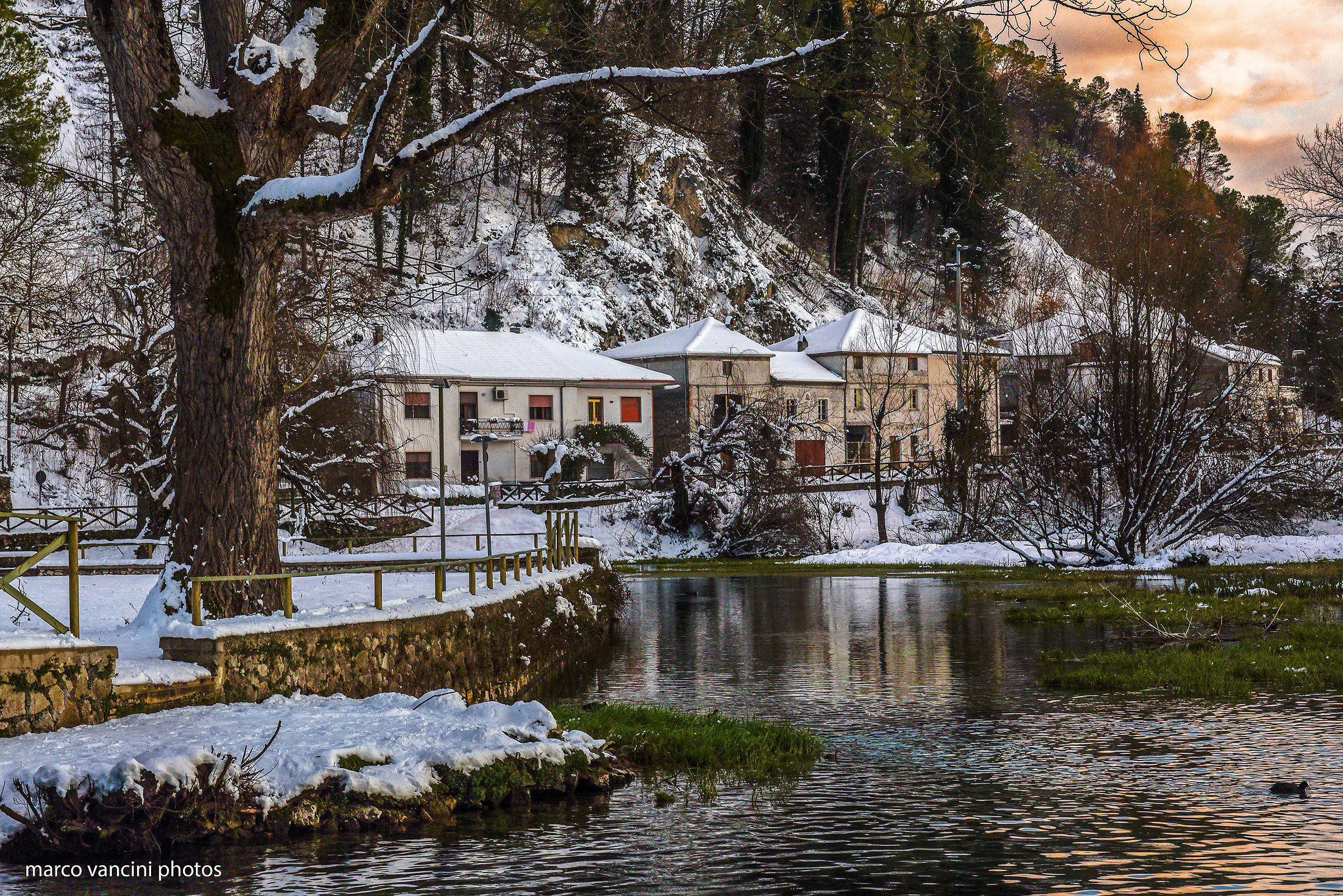 La neve sul lago