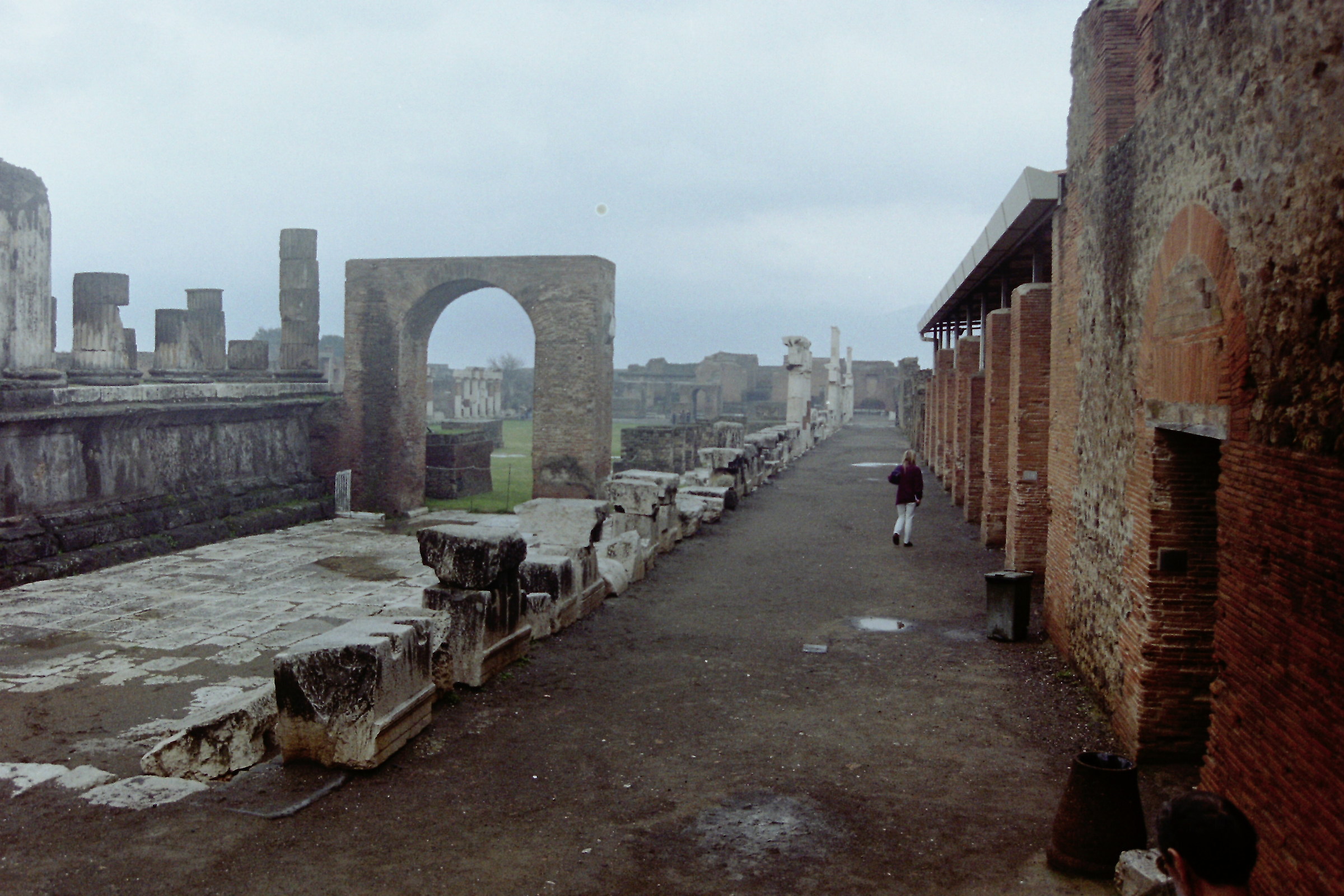 Pompei. Via 2.Con una persona.