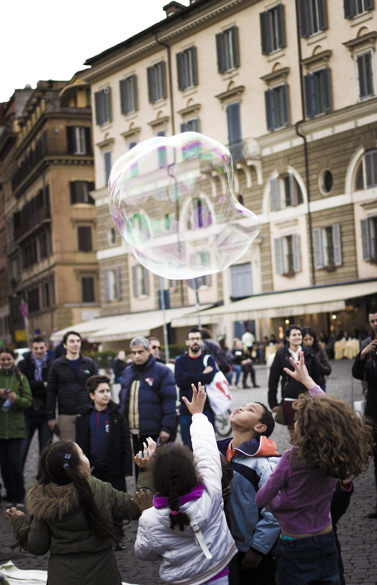 Bambini e bolla di sapone