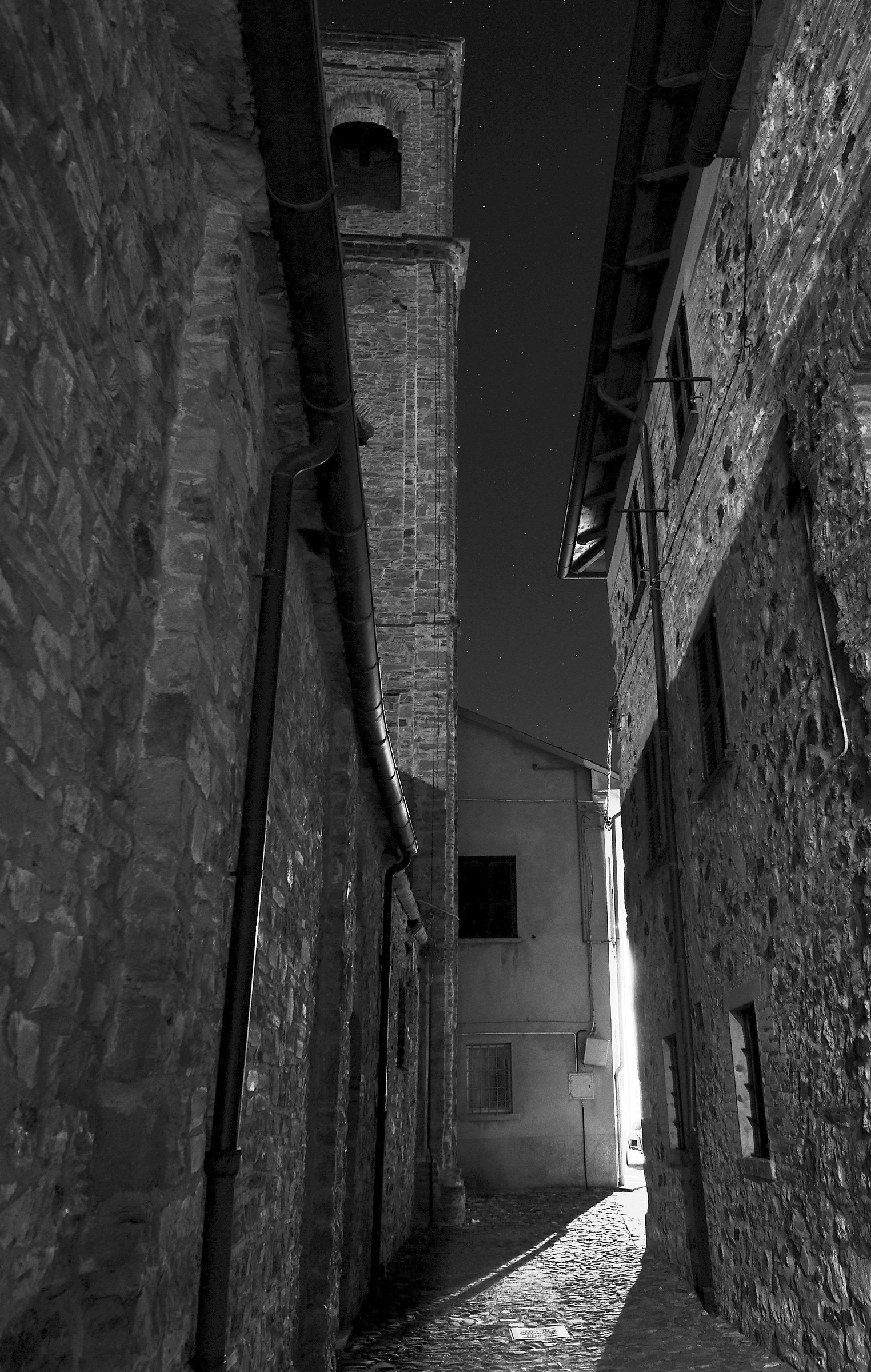 Una lama di luce nella notte