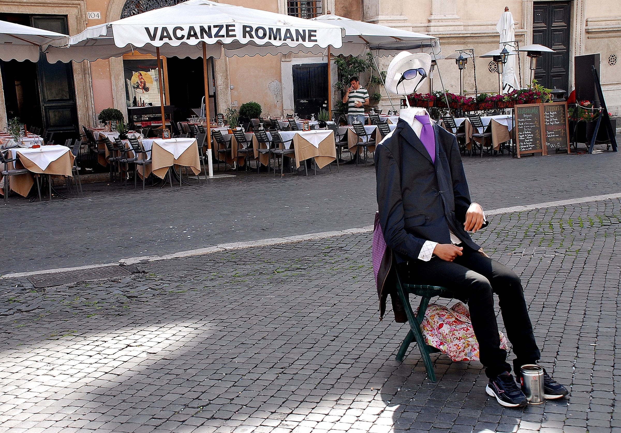 In Piazza Navona, people without head ...!