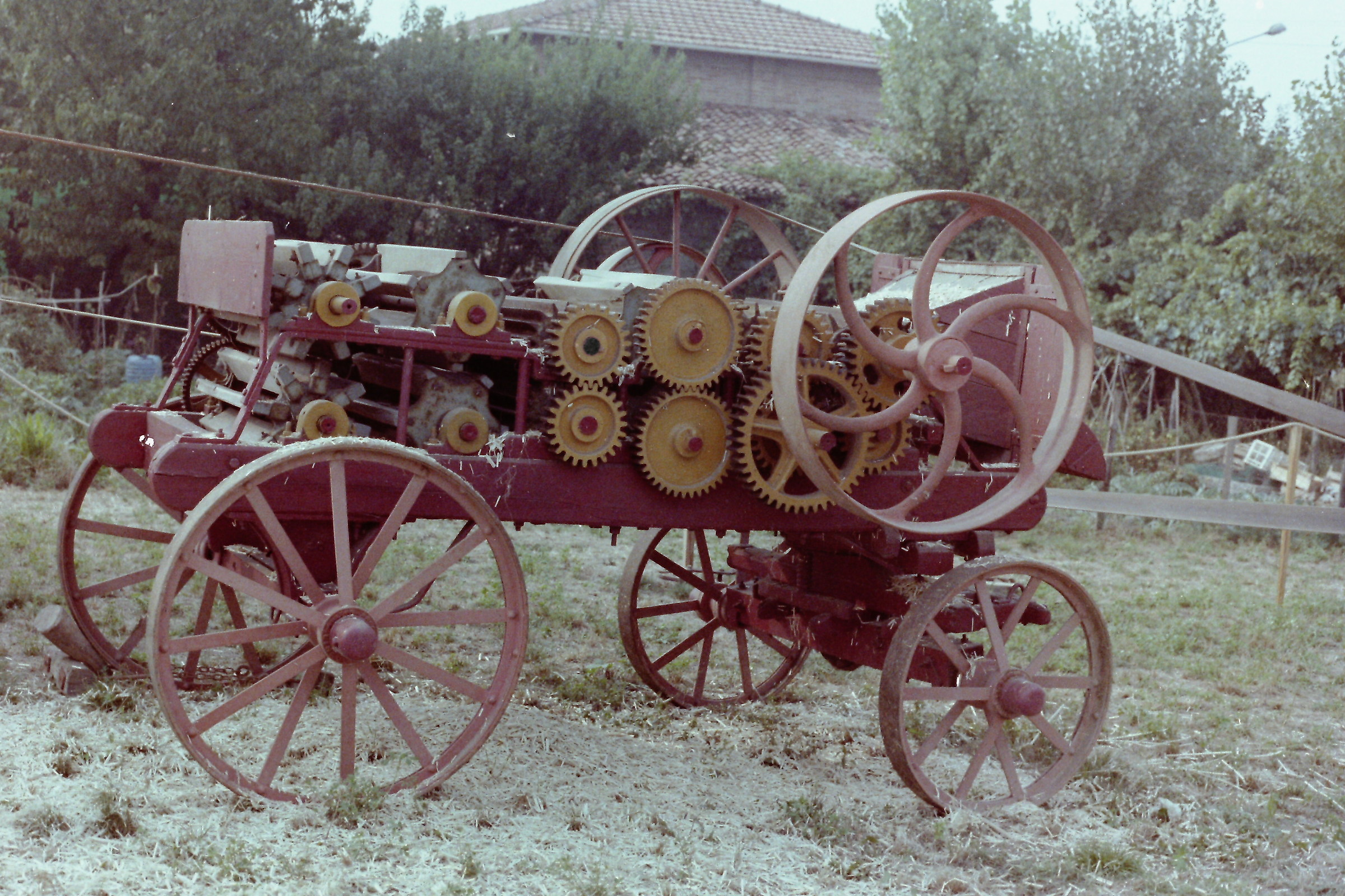 Macchina per la lavorazione della canapa.