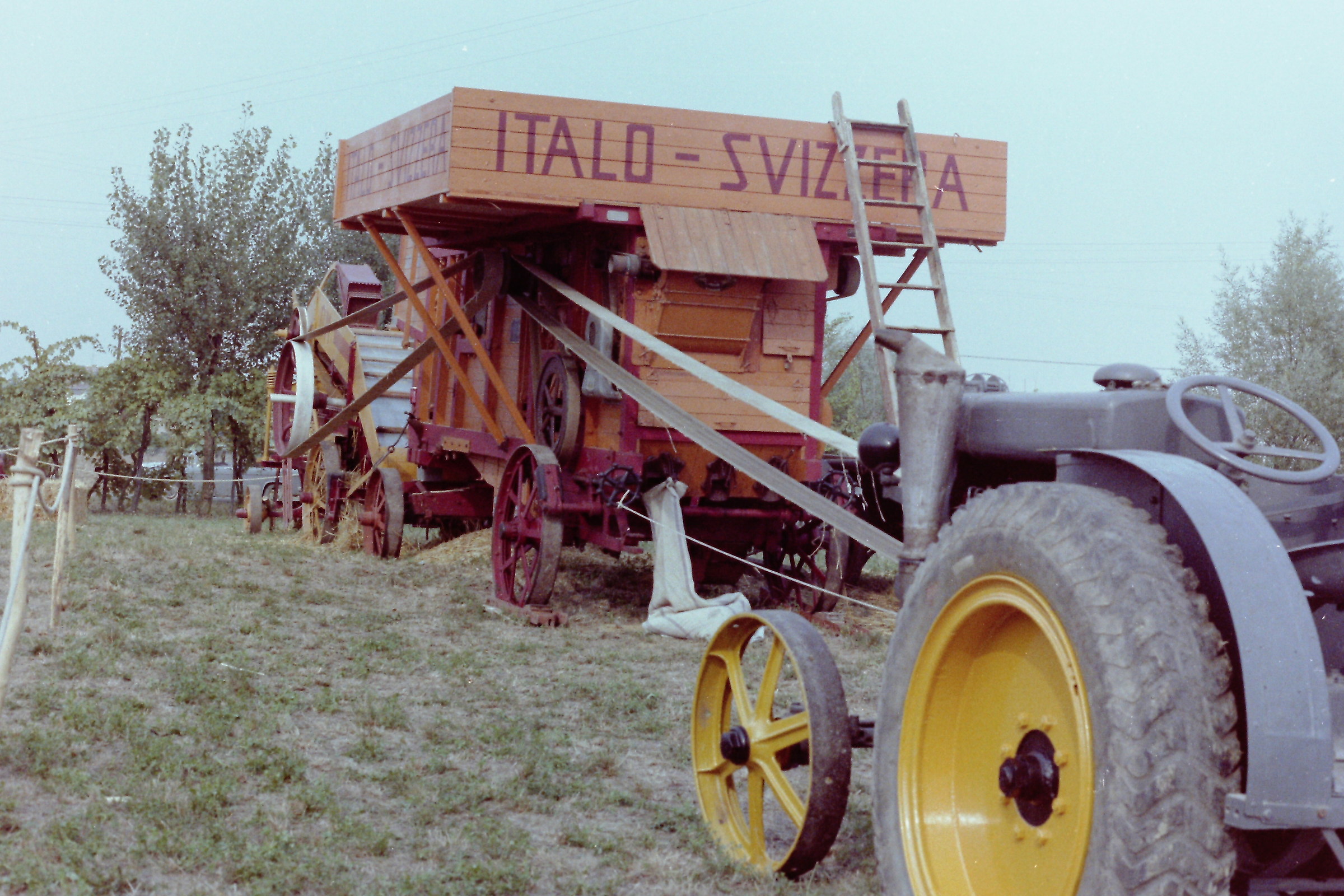 Trebbia del grano azionata da trattore.