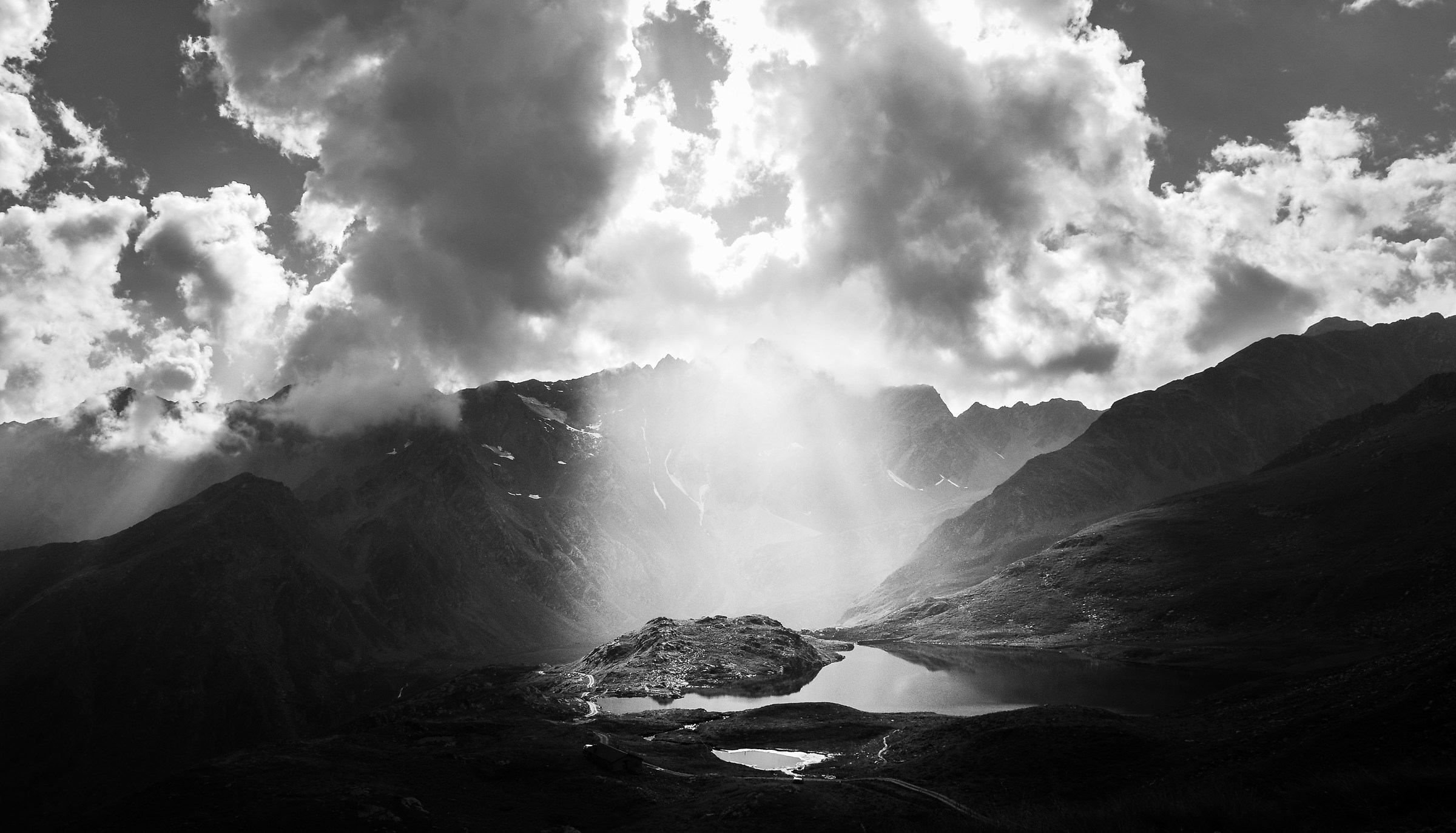 Squarcio di luce sul Lago Nero