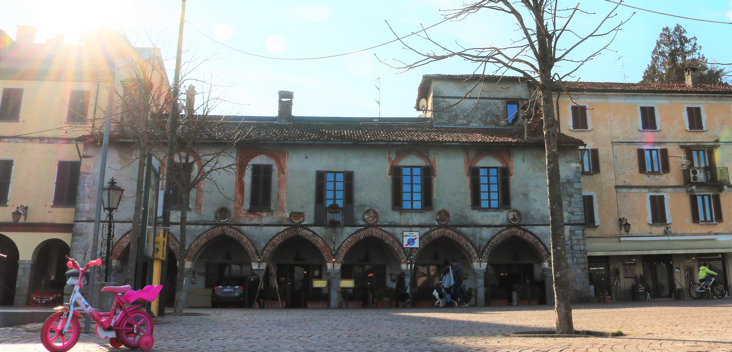 Arona - Piazza del vecchio porto
