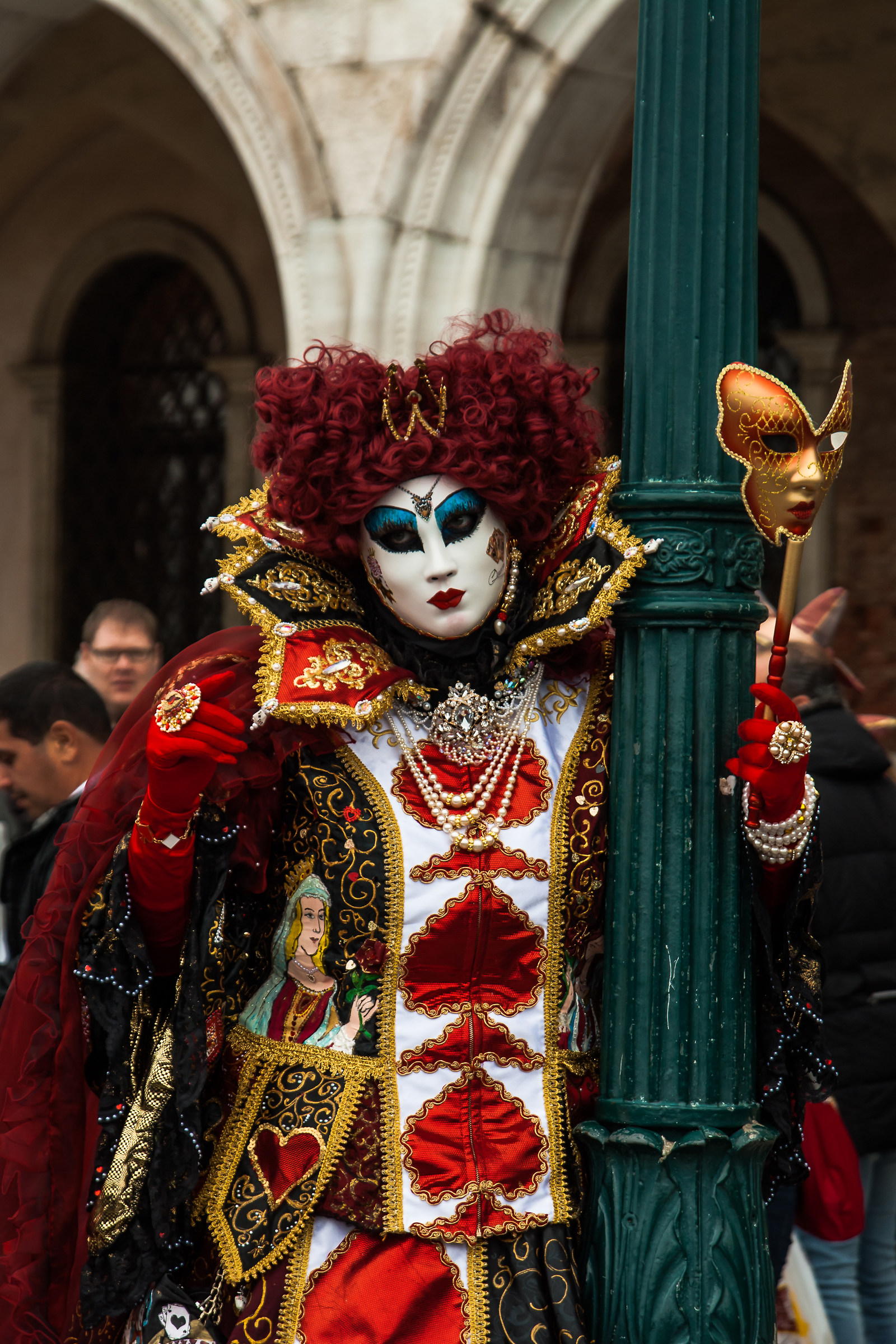 Una maschera con la maschera