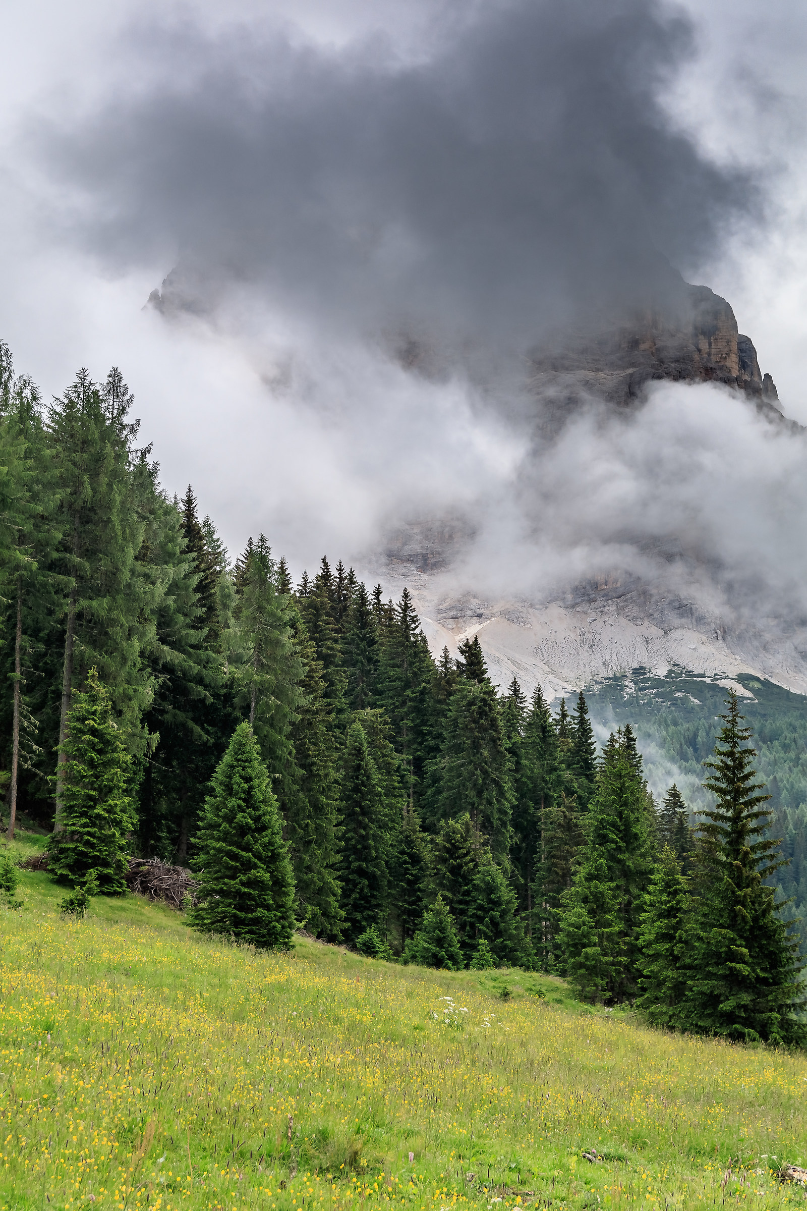Il Pelmo fra le nuvole