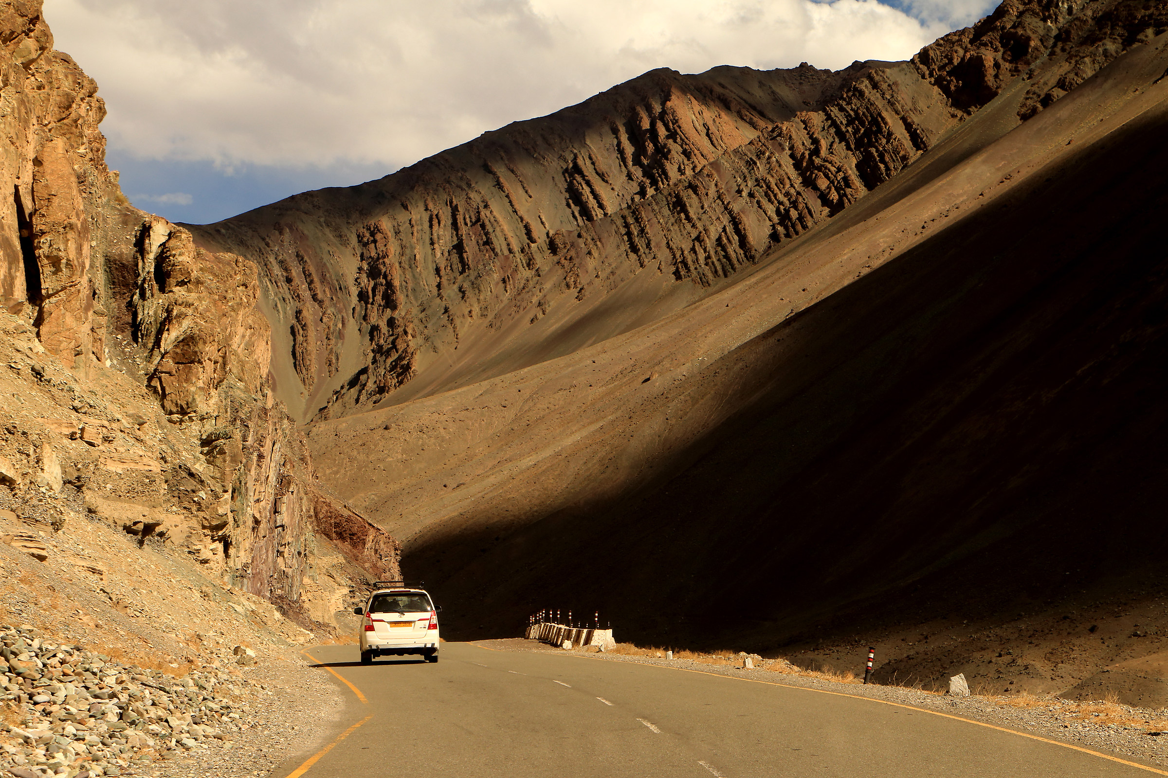 risalendo il fiume Indus