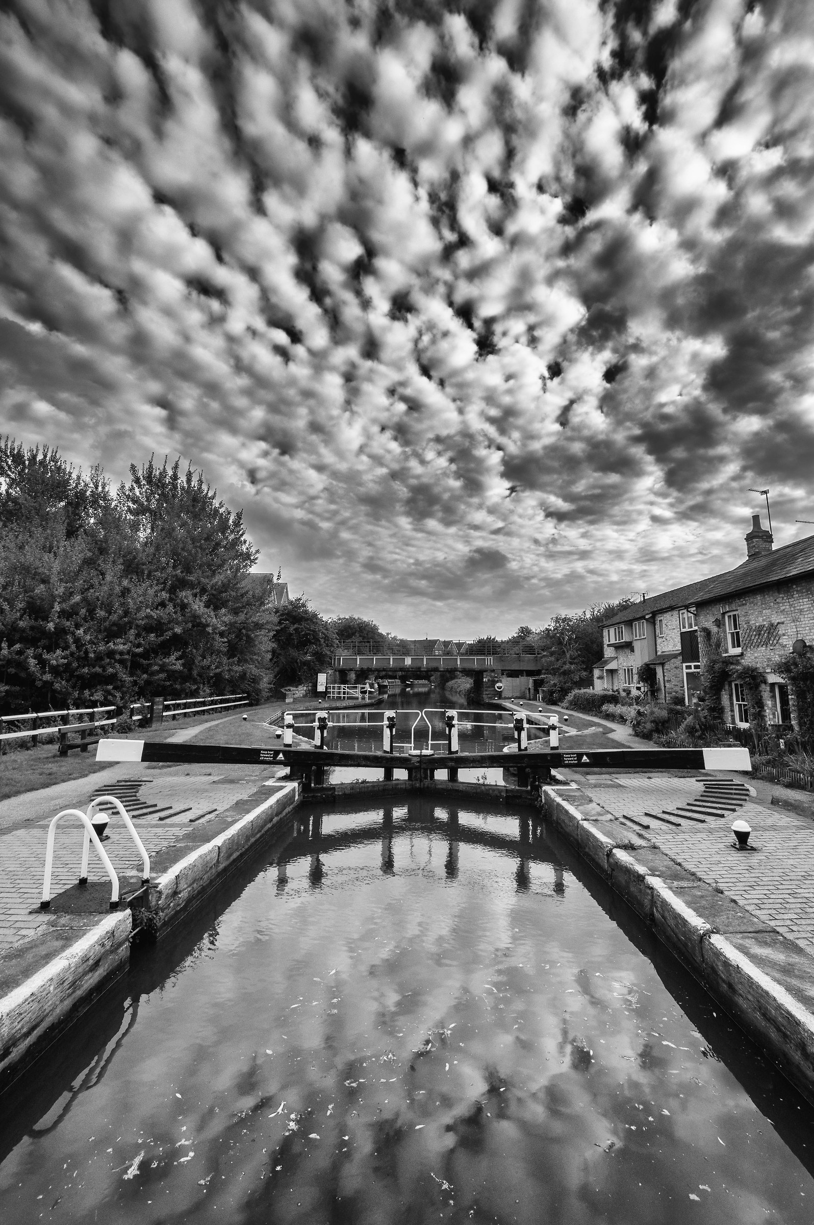 Nuvole di cotone lana stese sopra del canale Serrature