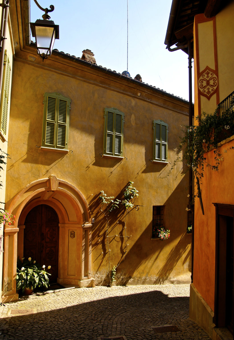 Among the streets of Monforte d'Alba