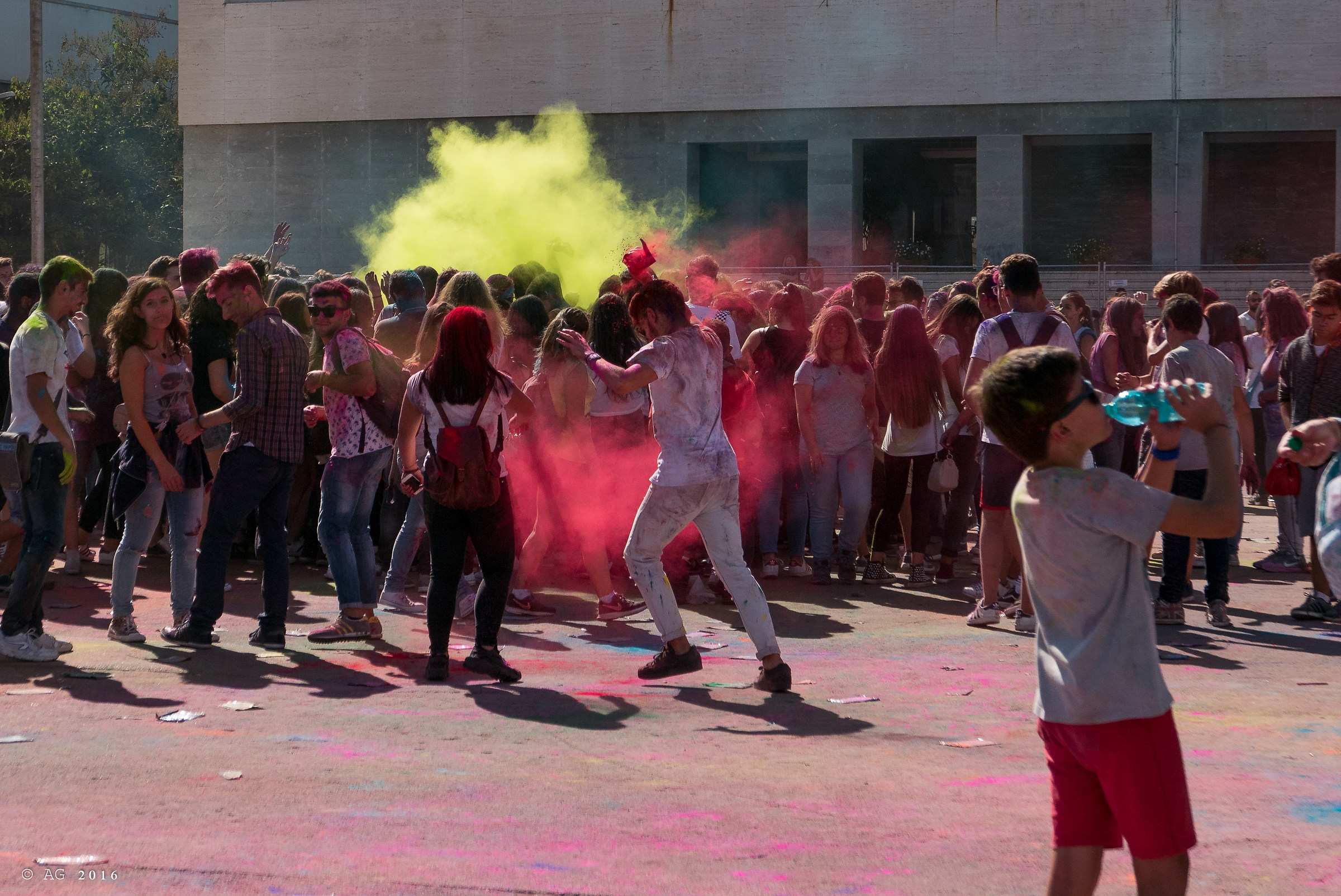 La battaglia imperversa.