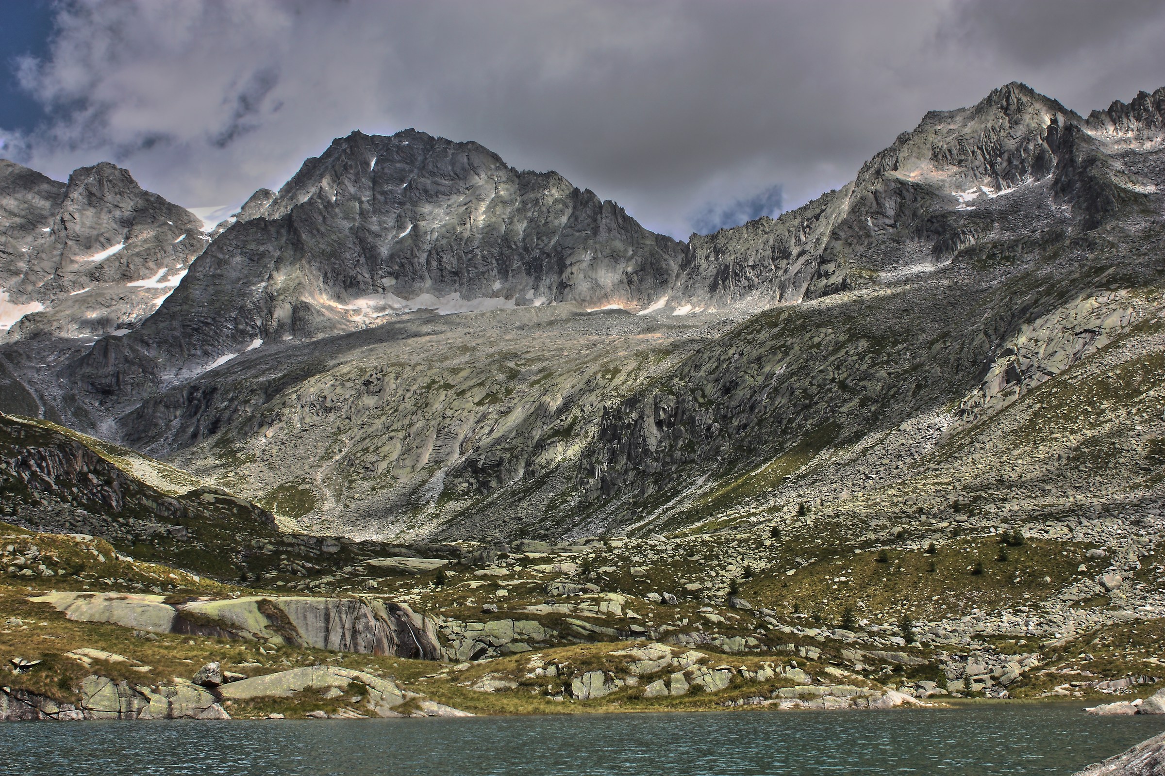 Corno Miller dall'omonima Valle. A sinistra l'Adamel...