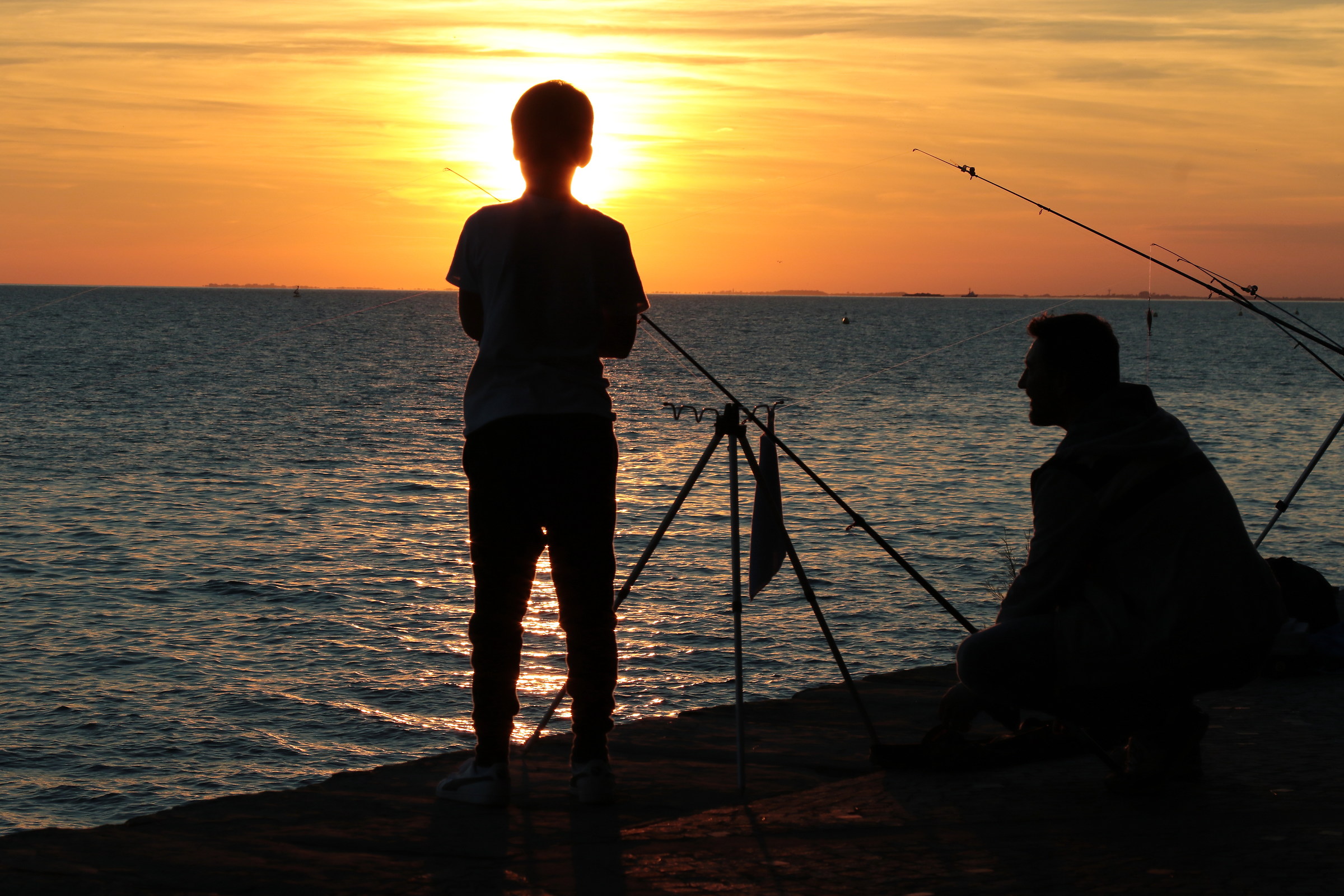 pescare sul lungomare di barcola