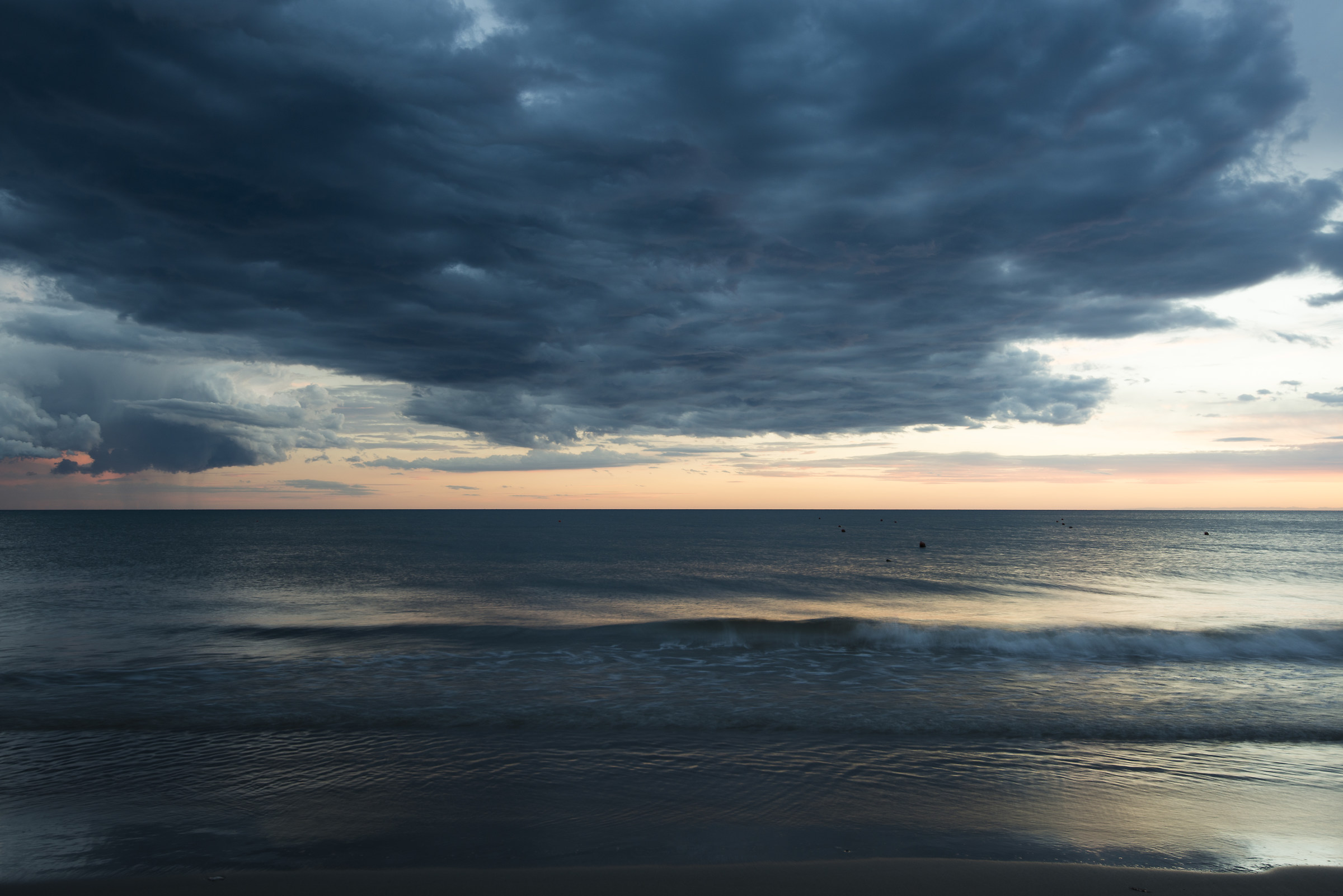 Cielo plumbeo sul mare