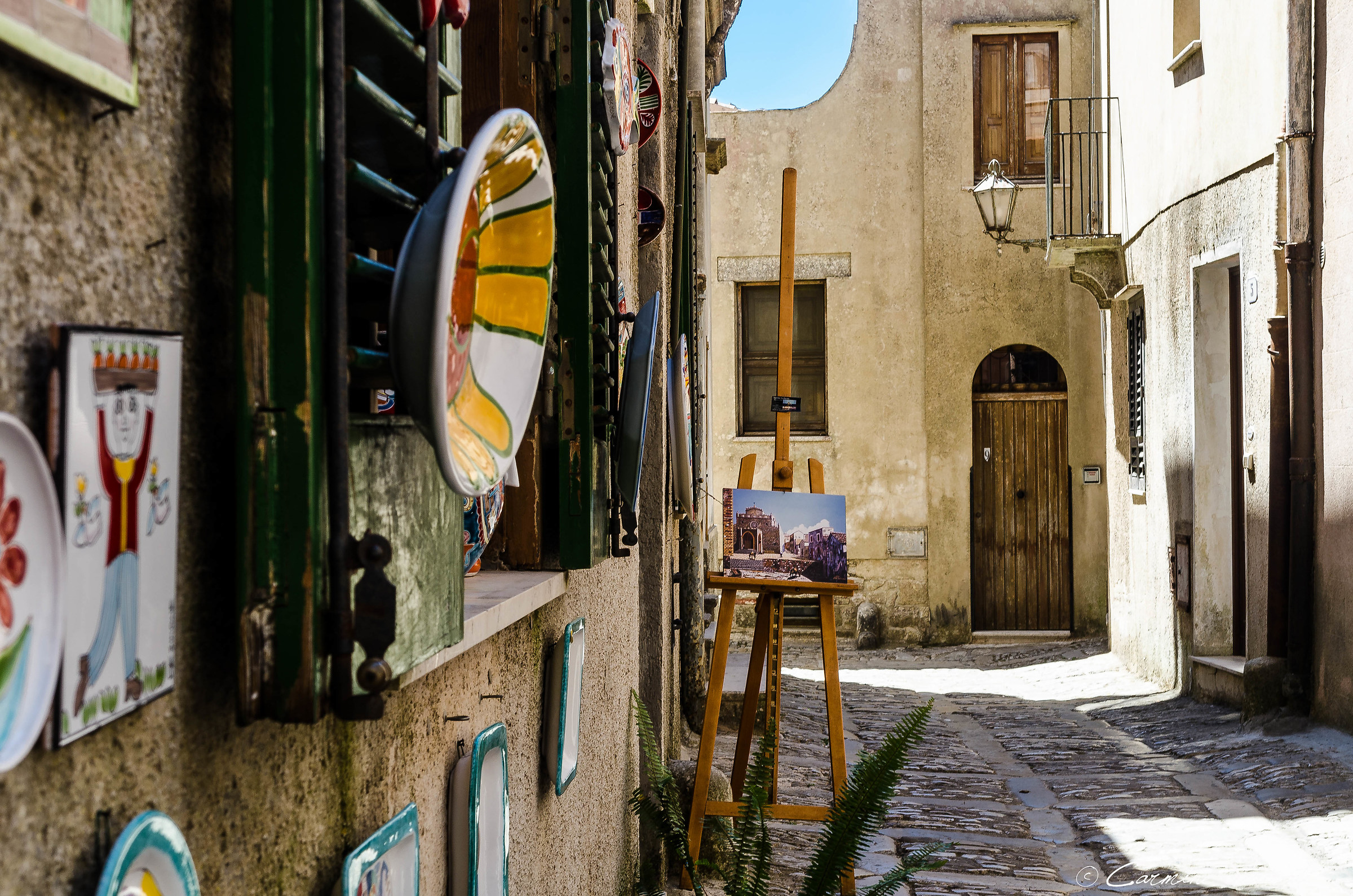 ..."Ma per le vie del borgo"...