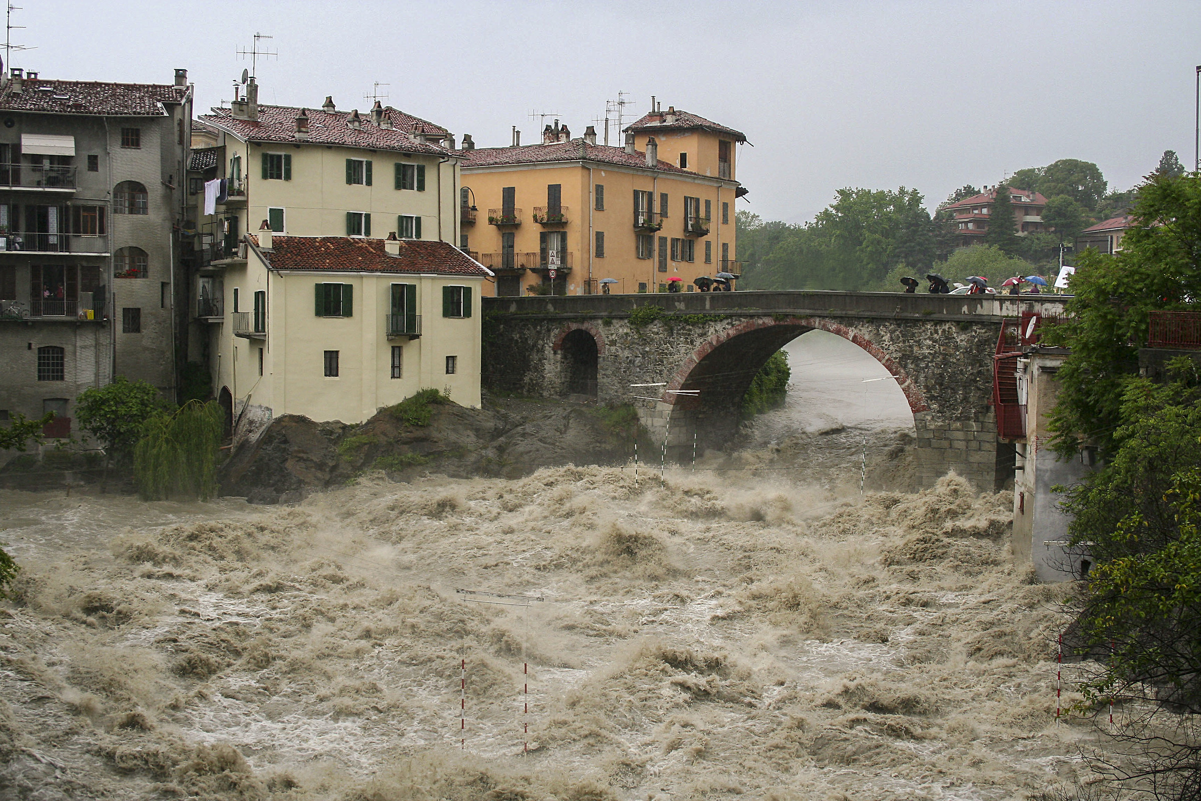 Il Ponte Vecchio di Ivrea con la Dora in piena (2008)