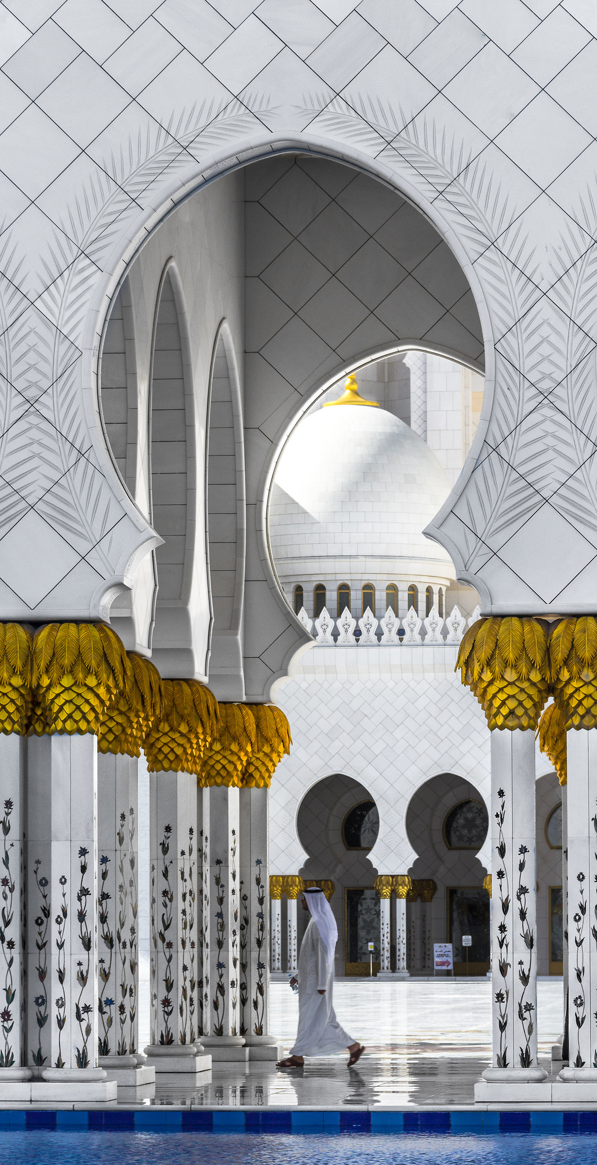 Quasi le 12.13, ora della Zuhr.