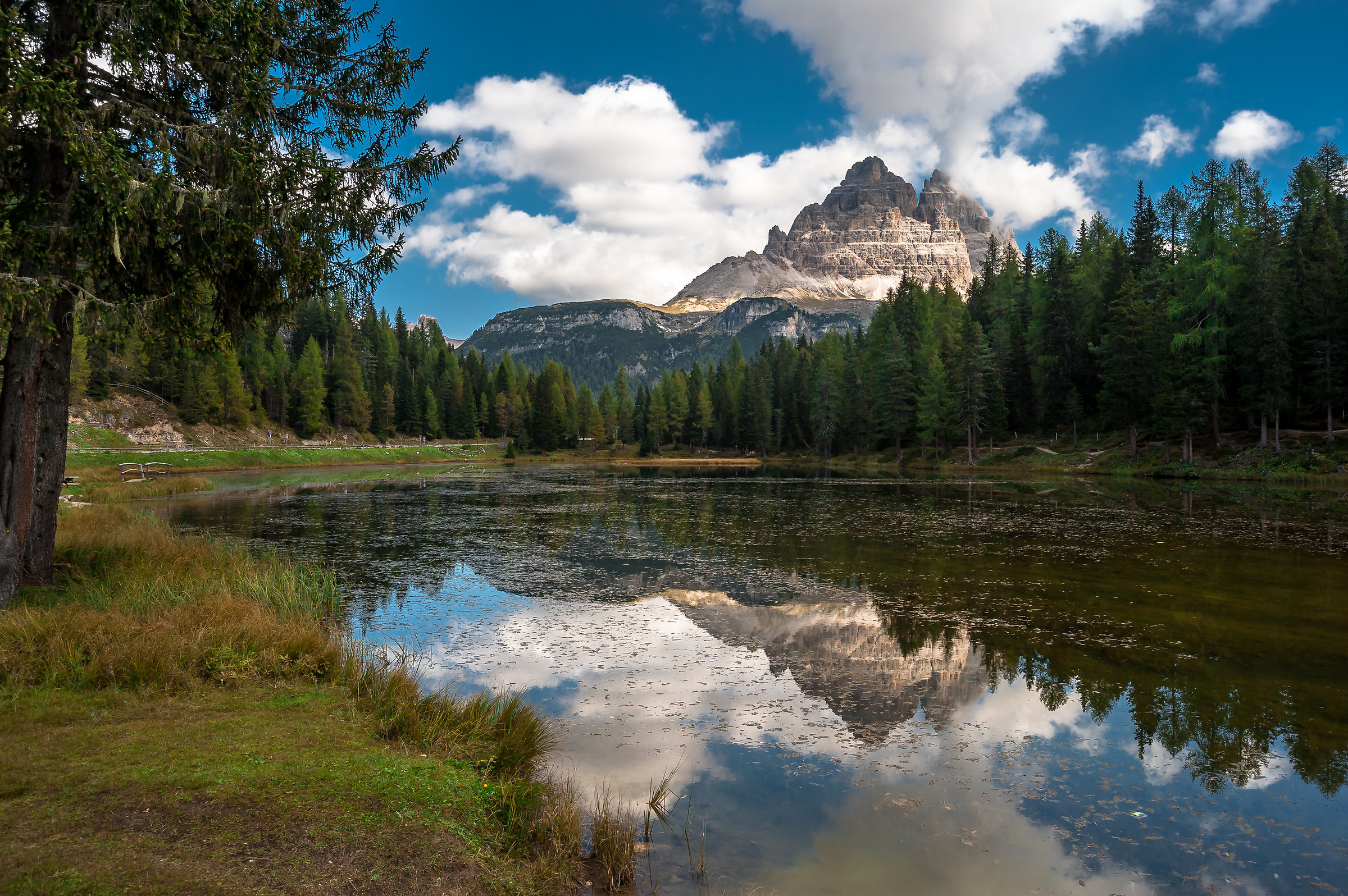 Antorno Lake, in autumn .....