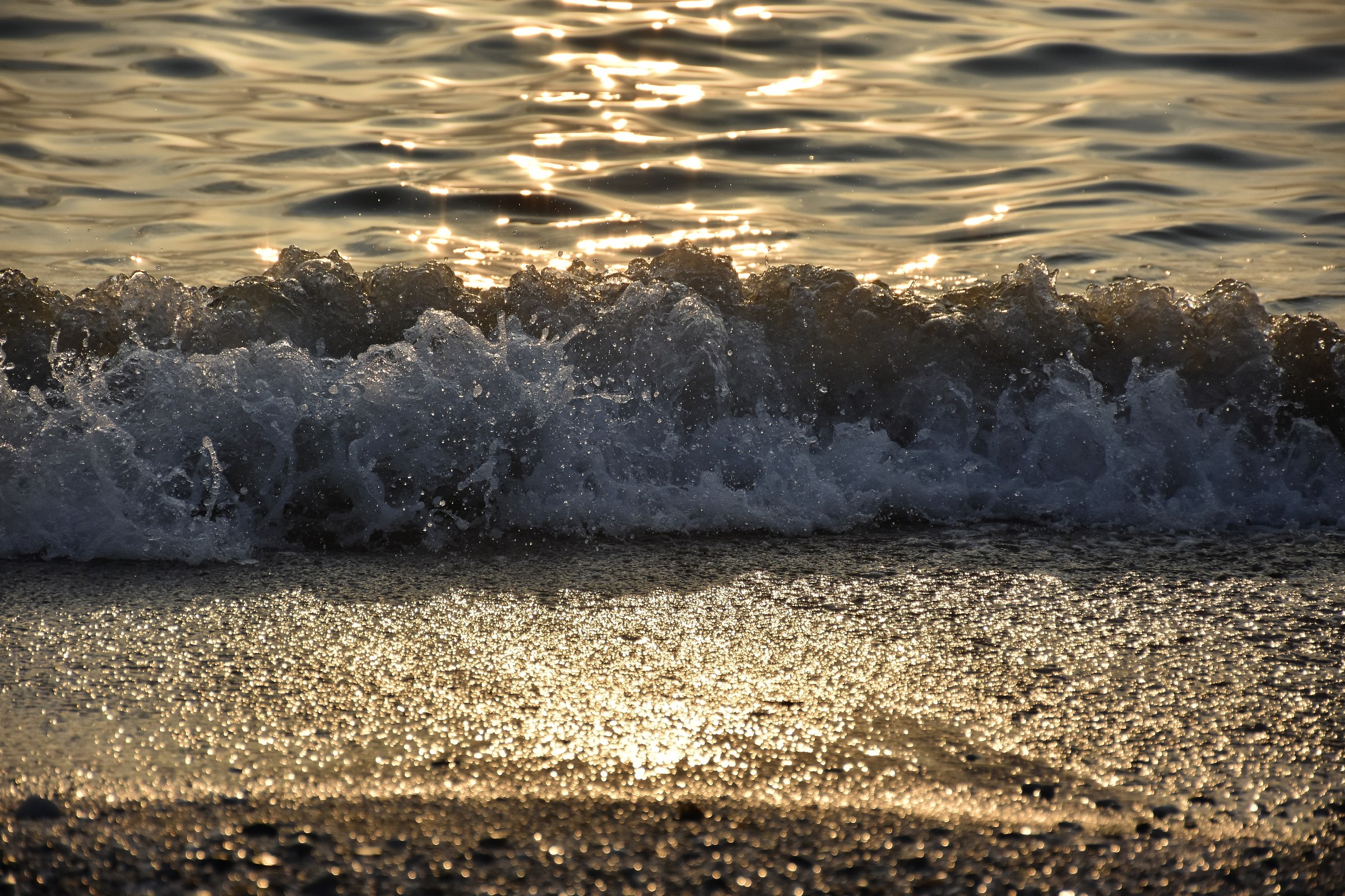 Tramonto, riflessi dorati sull' acqua del mare