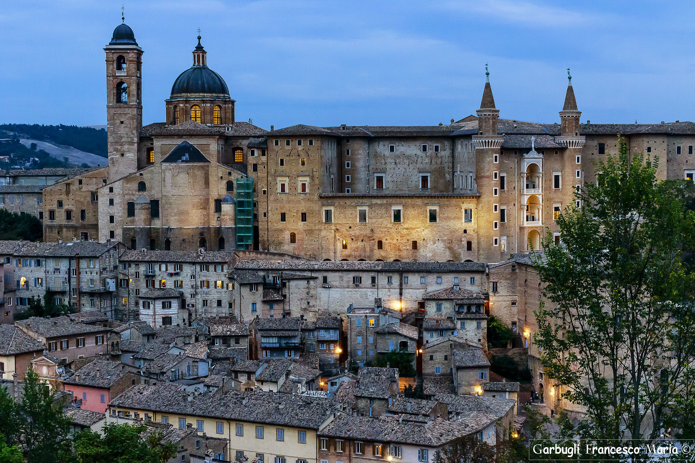 Prime luci della sera su Palazzo Ducale