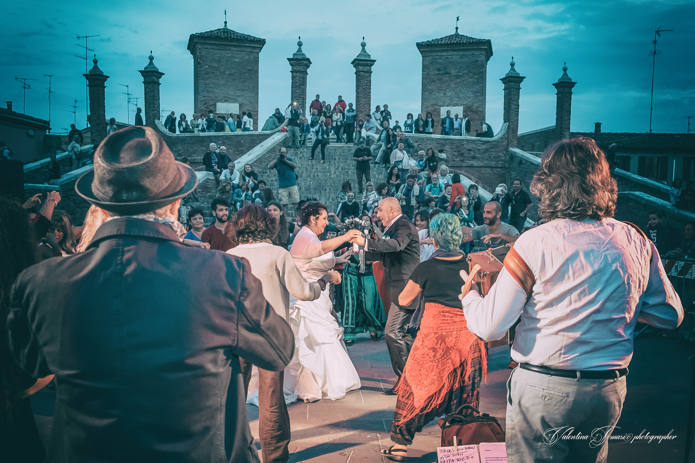 W the bride and groom to the rhythm of the tarantula