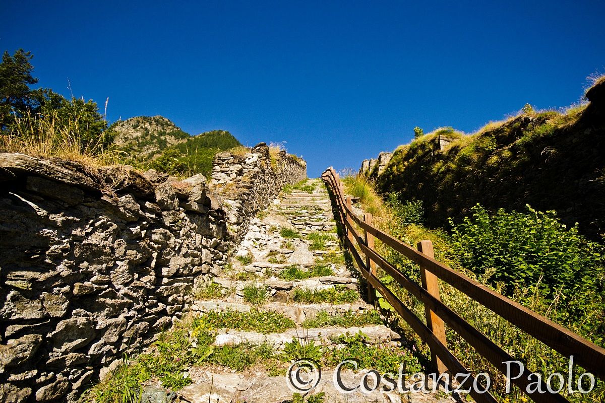Scalinata verso la roccaforte