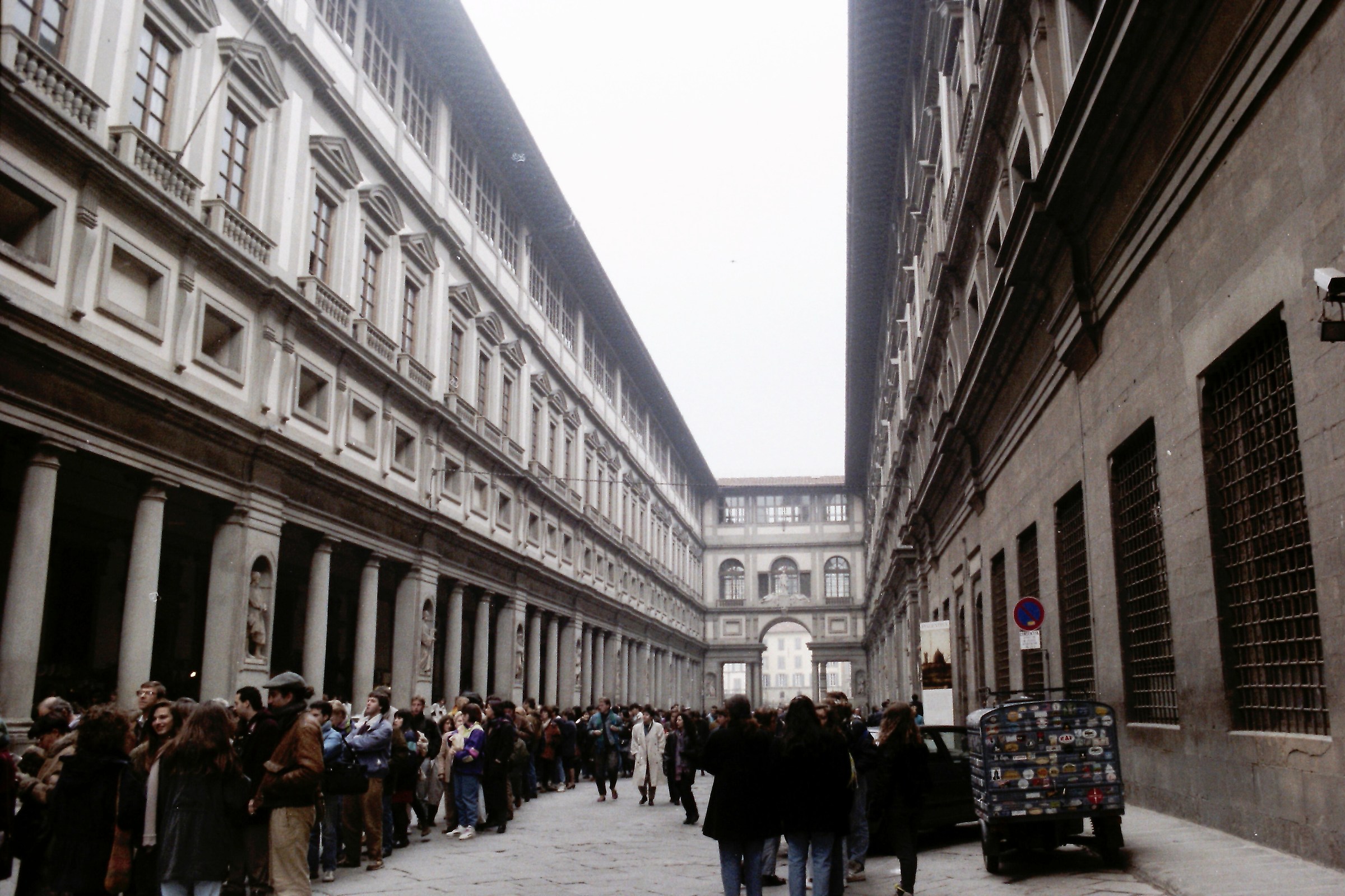Lista d'attesa.Uffizi, Firenze.