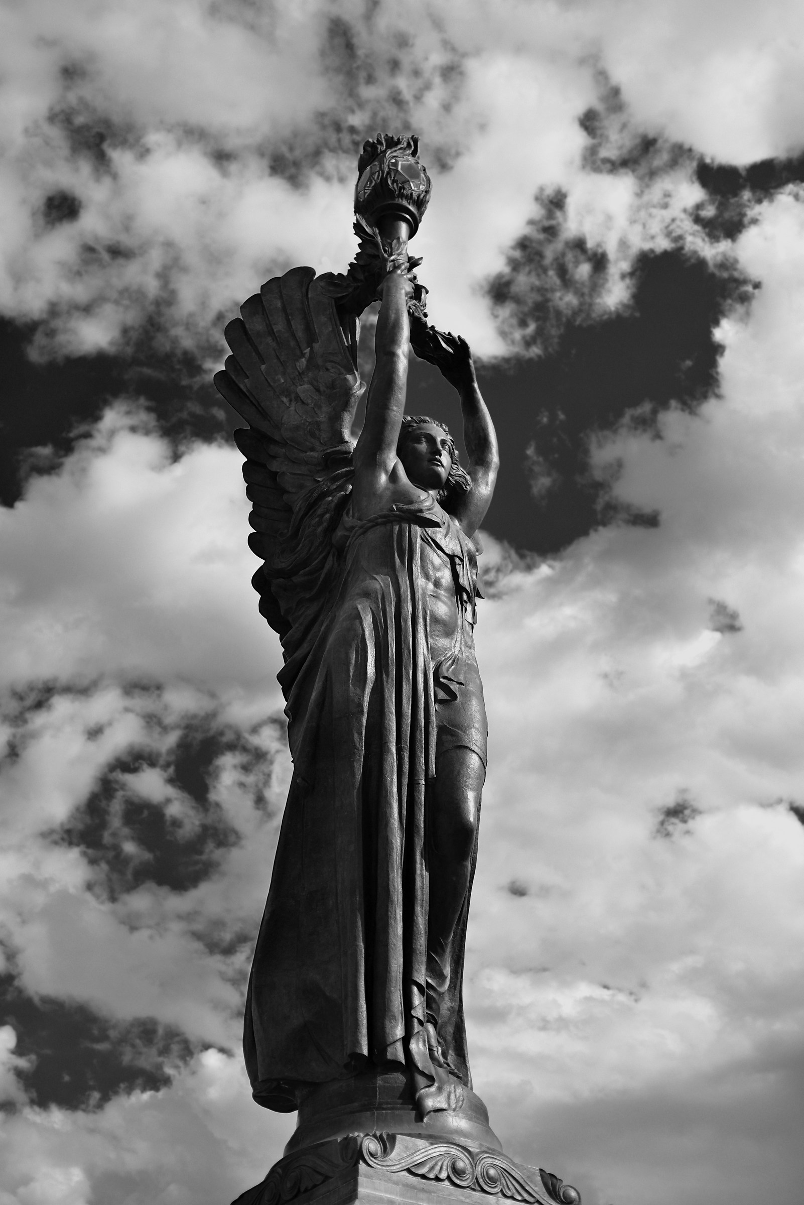 Il faro che illumina la collina torinese