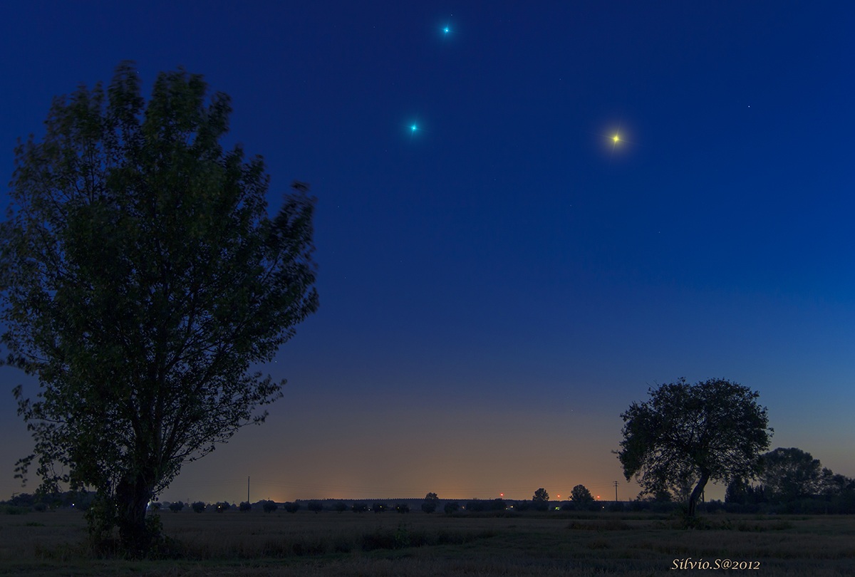Un triangolo al tramonto