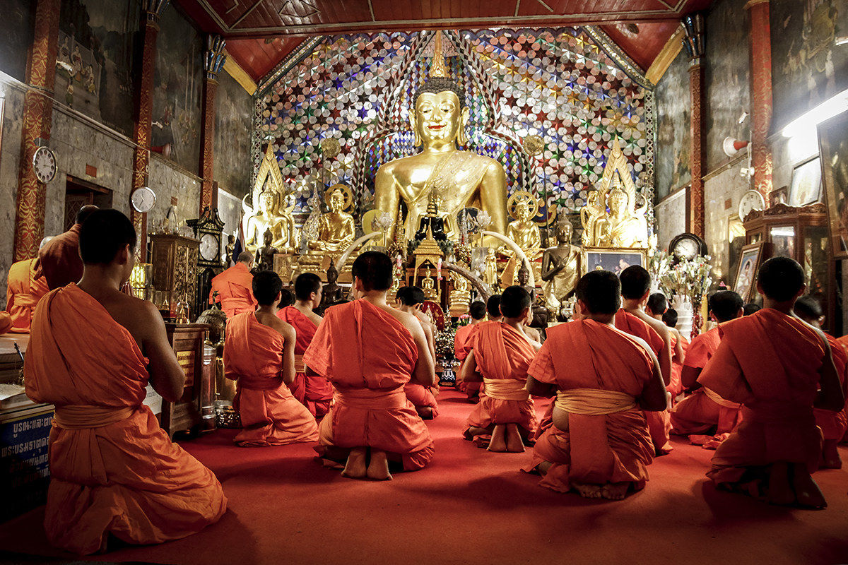 Monks praying in the temple of Chang Mai
