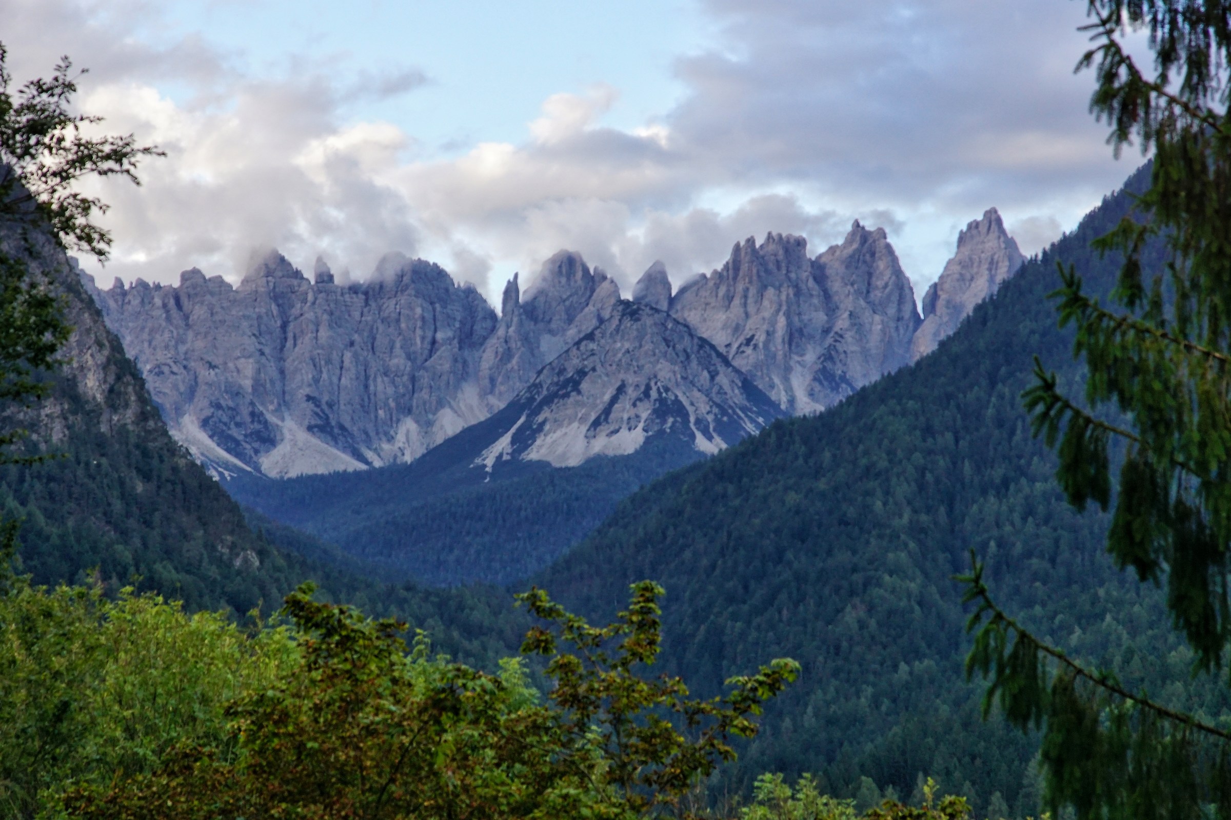 Il gruppo degli Spalti in fondo alla valle