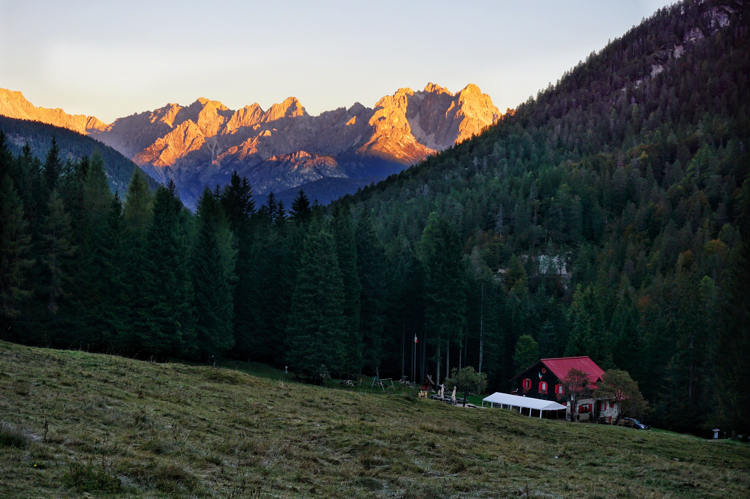 Rifugio Padova con il sole che illumina le Marmarole