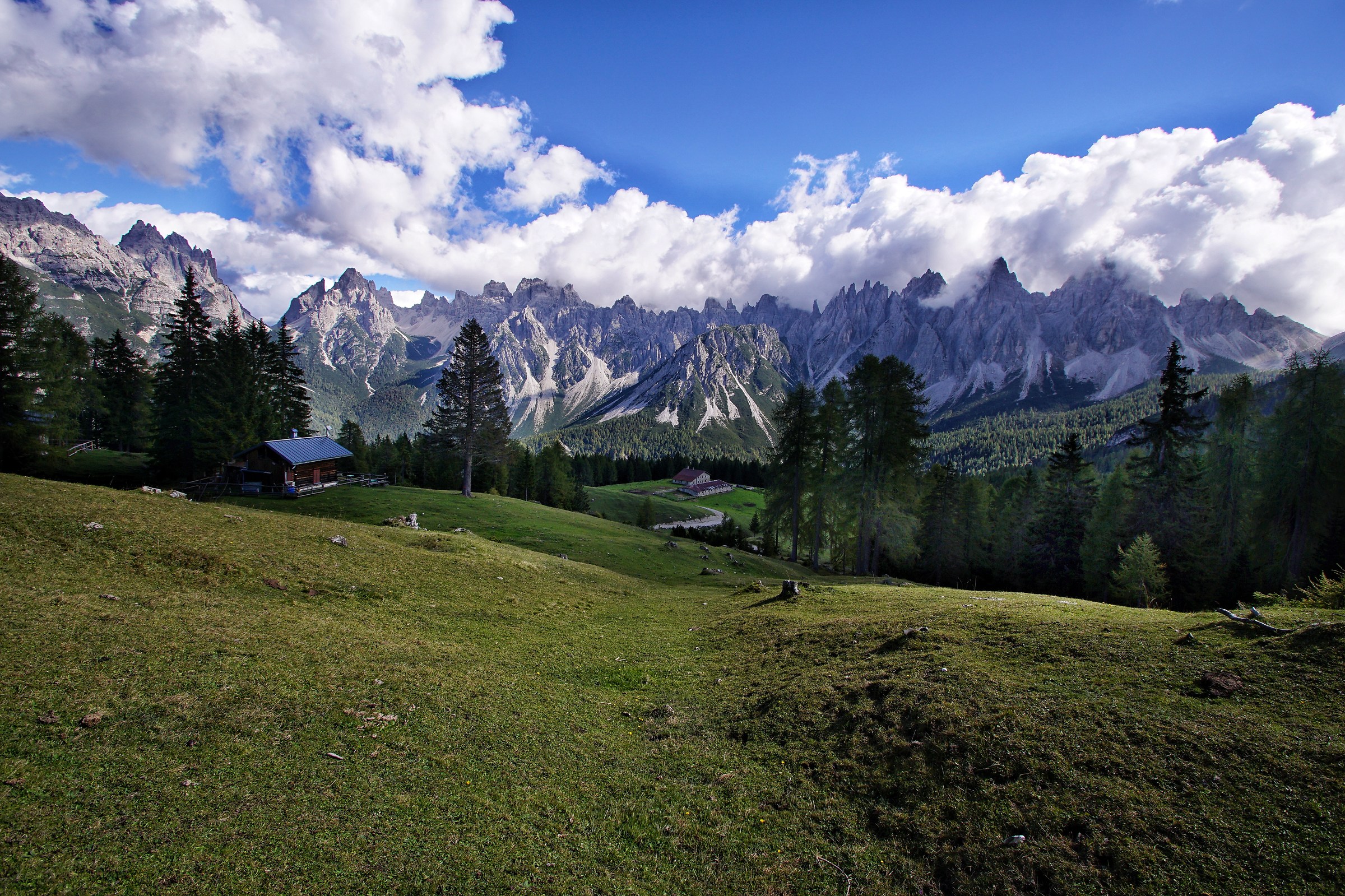 Il pascolo della casera Vedorcia con gli Spalti di Toro