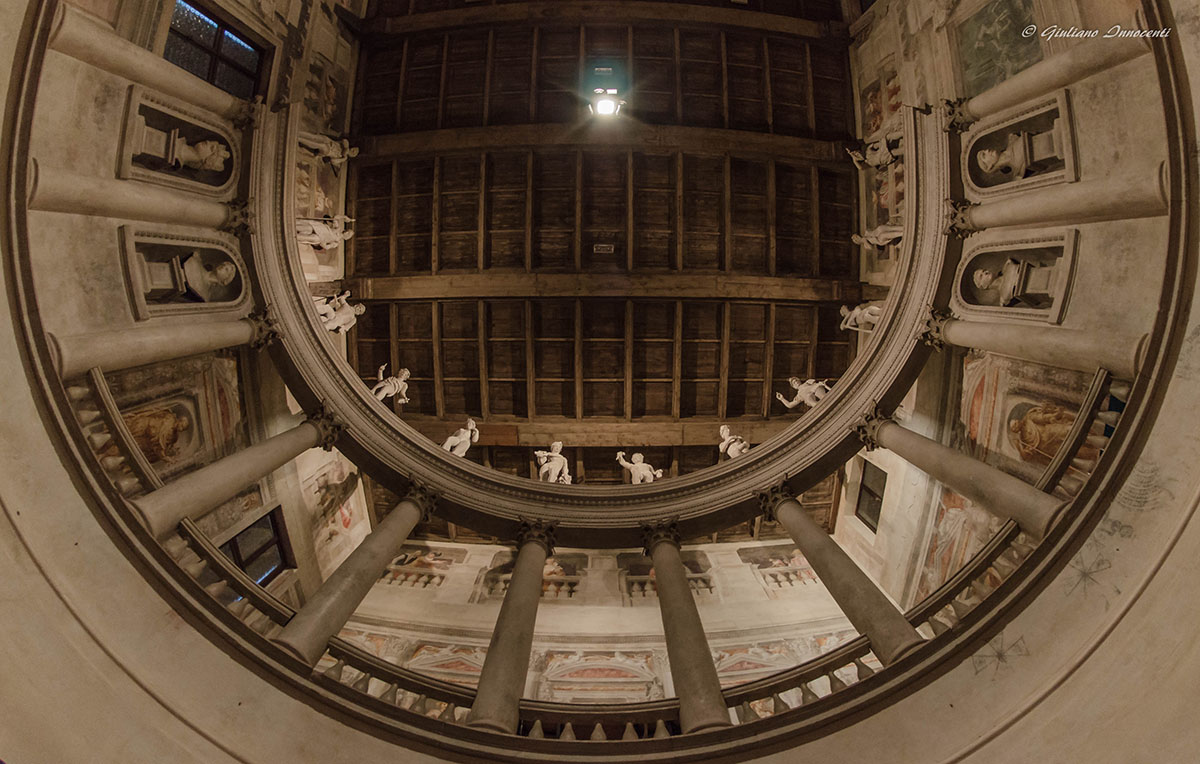 Uno sguardo verso l'alto-Teatro Olimpico di Sabbioneta