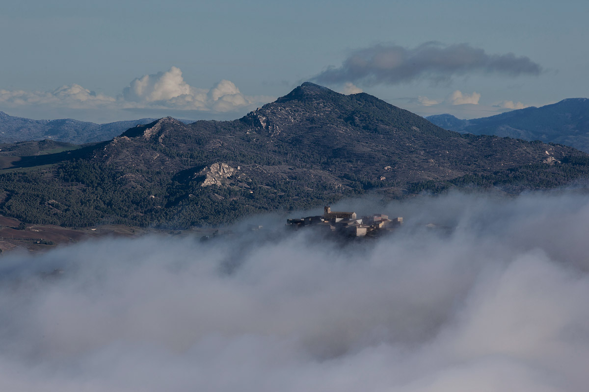 Calascibetta (en) Avvolta dalla nebbia