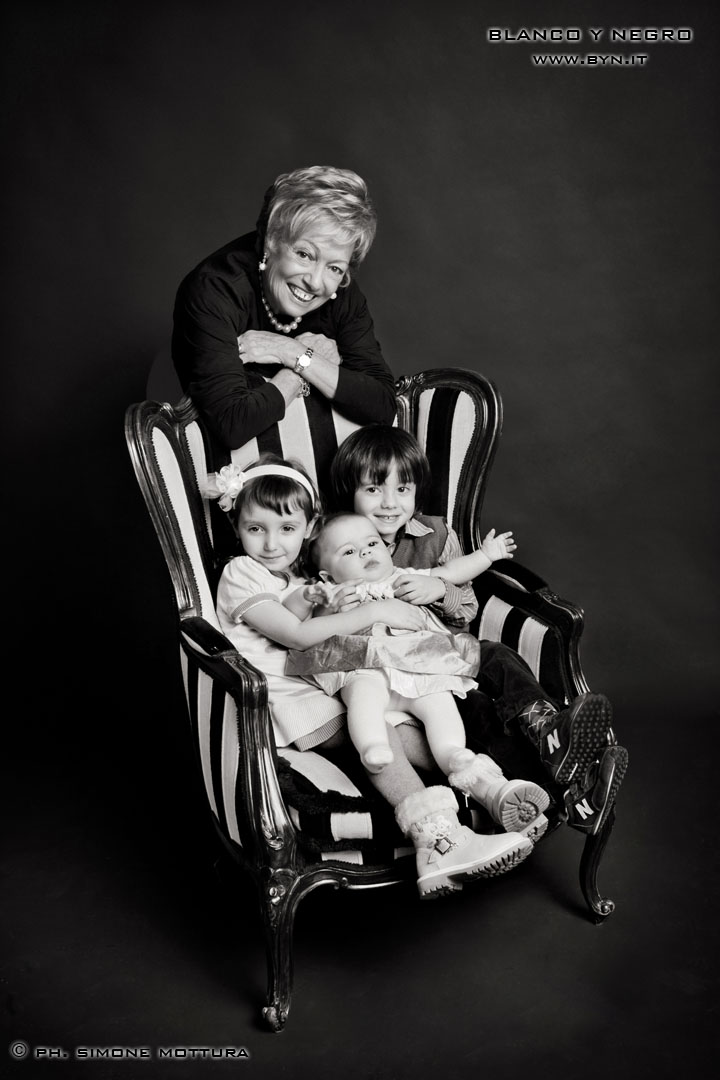 ritratto nipoti e nonna Milano