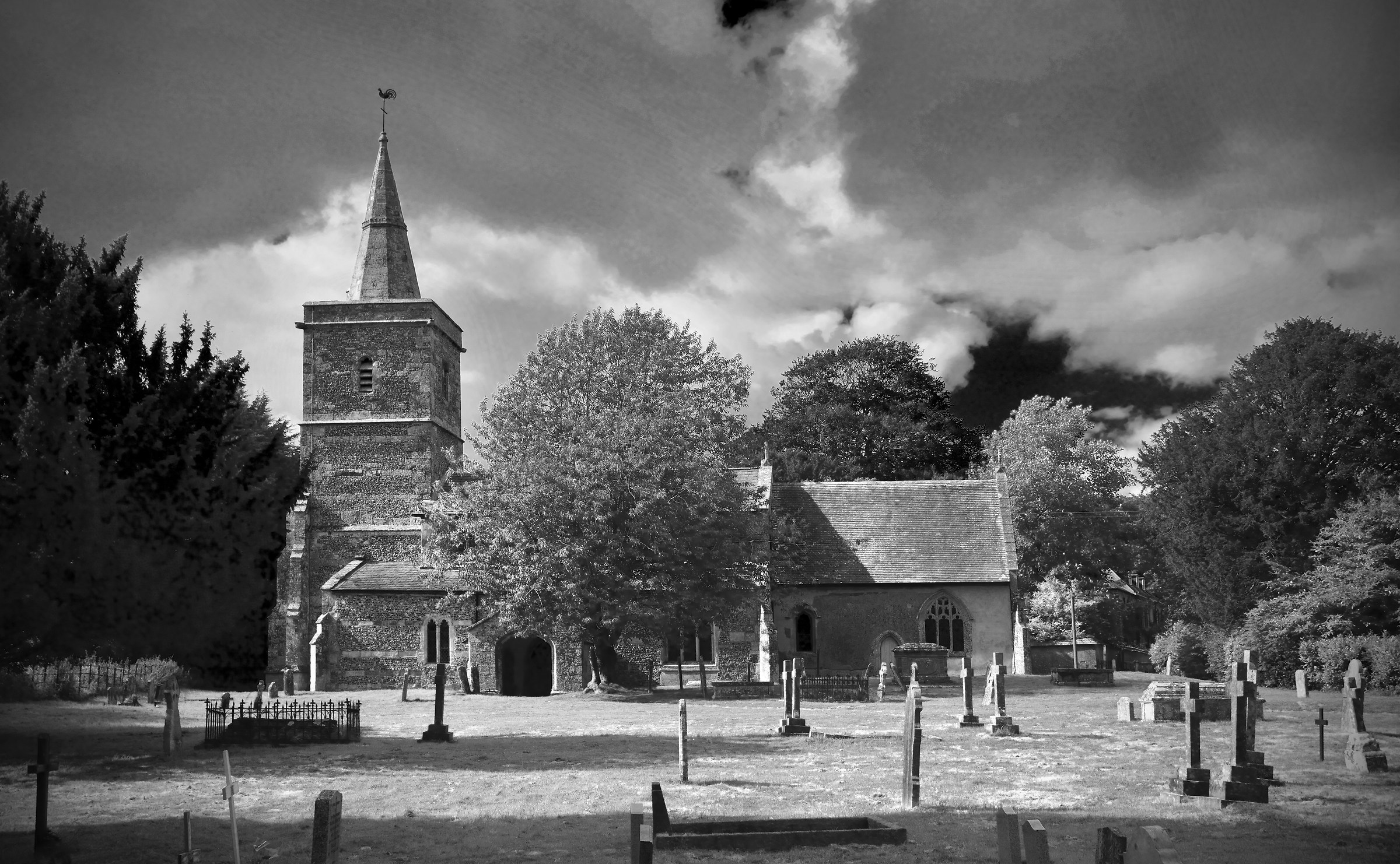 Chiesa Fittleton prima della tempesta (b & w)