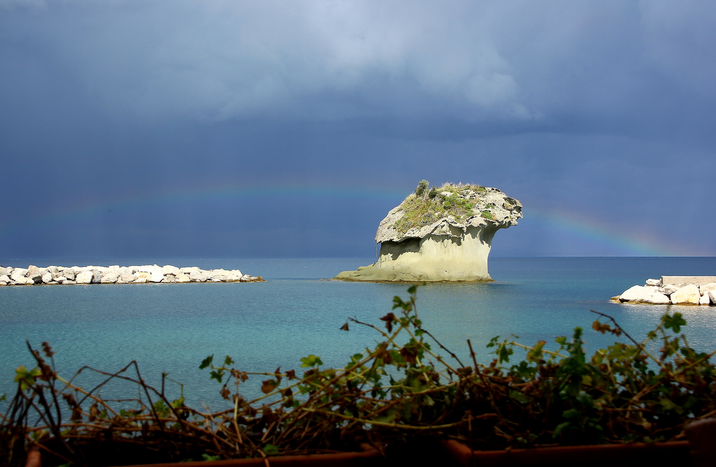 Ischia, Lacco Ameno, il fungo con arcobaleno.