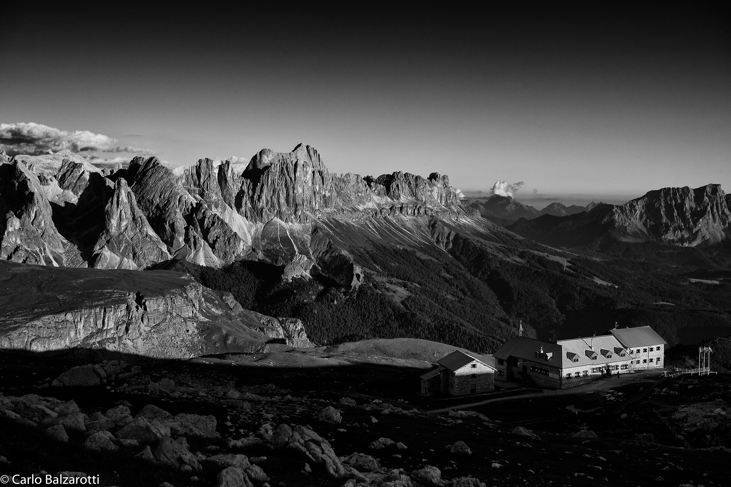 Rifugio Bolzano. In the background, the Rosengarten.