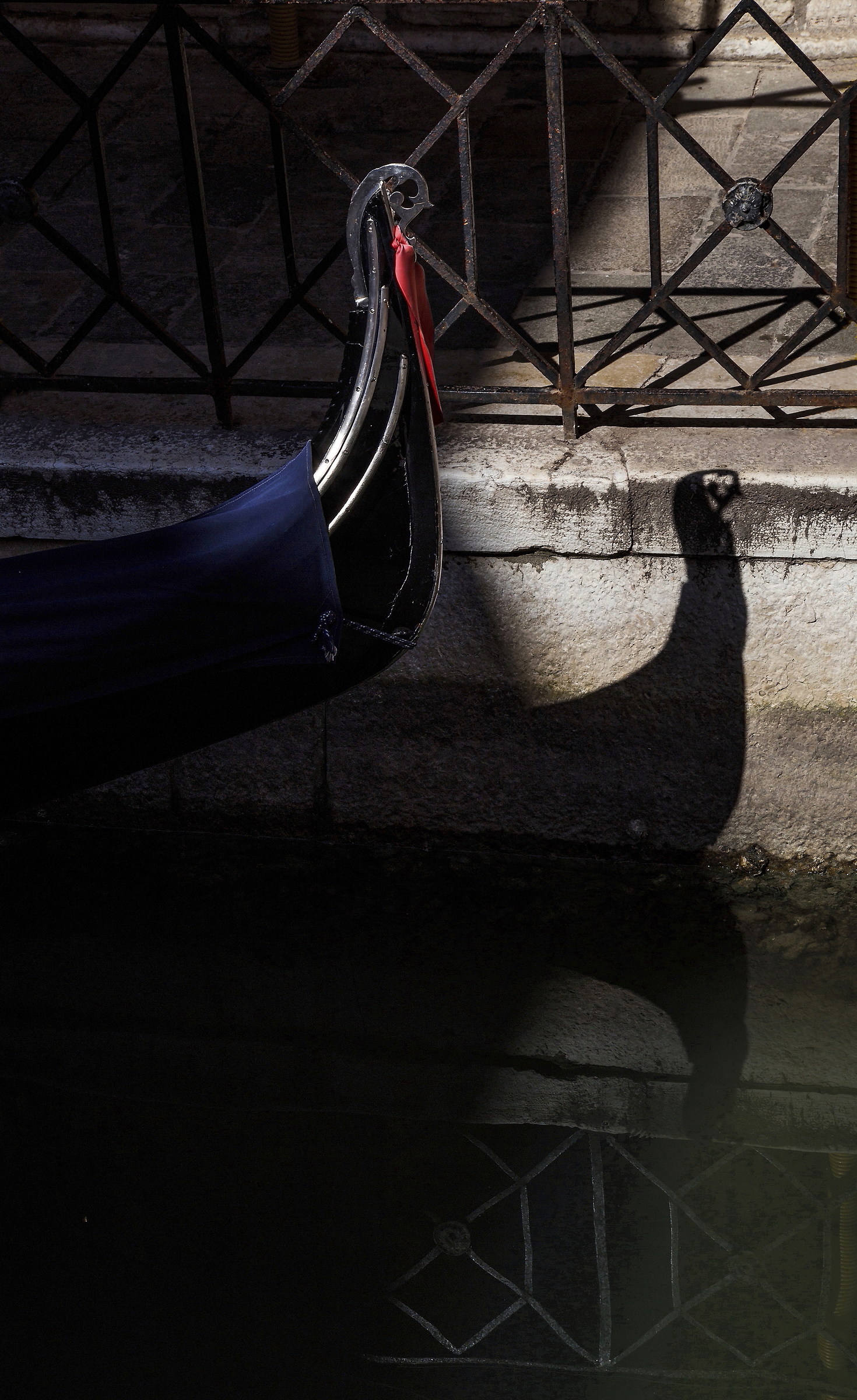 Particolari  veneziani: l'ombra  della poppa.