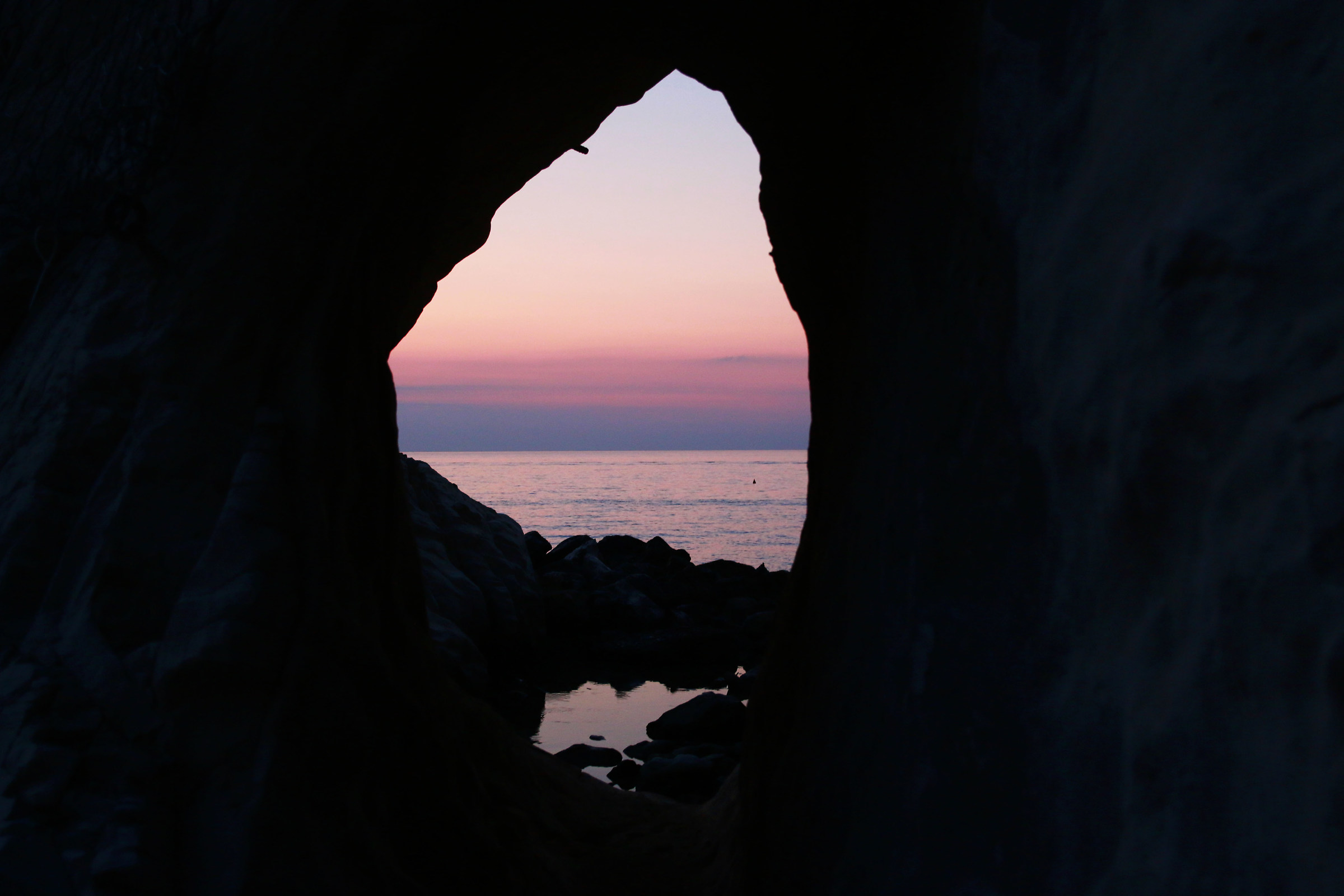 spiando l'alba attraverso una grotta