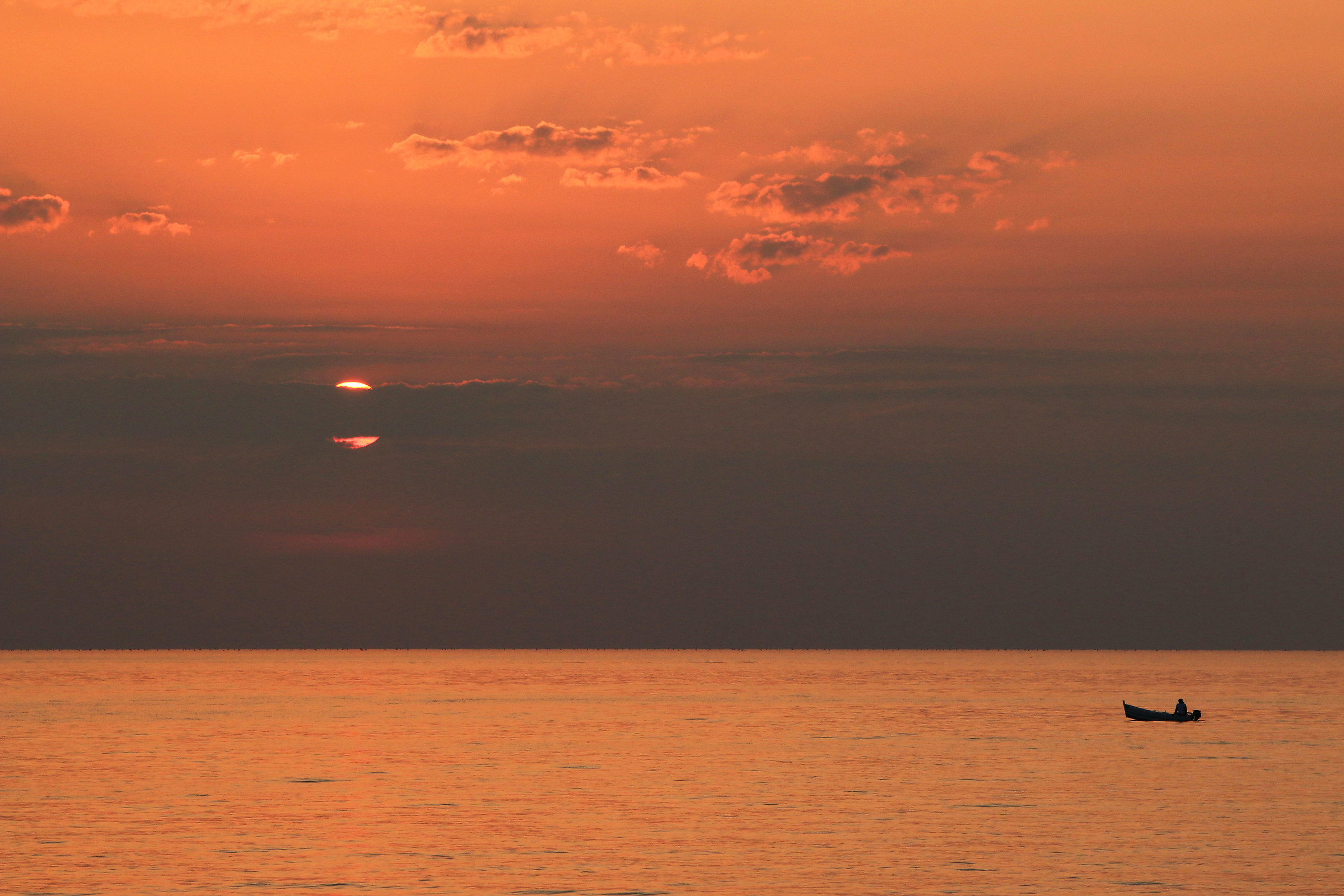 il pescatore solitario esce all'aba