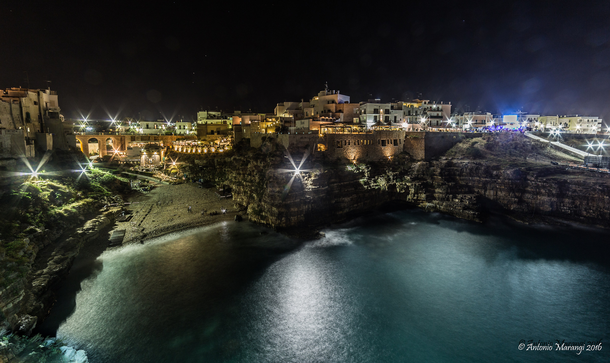 la spiaggetta di polignano di notte