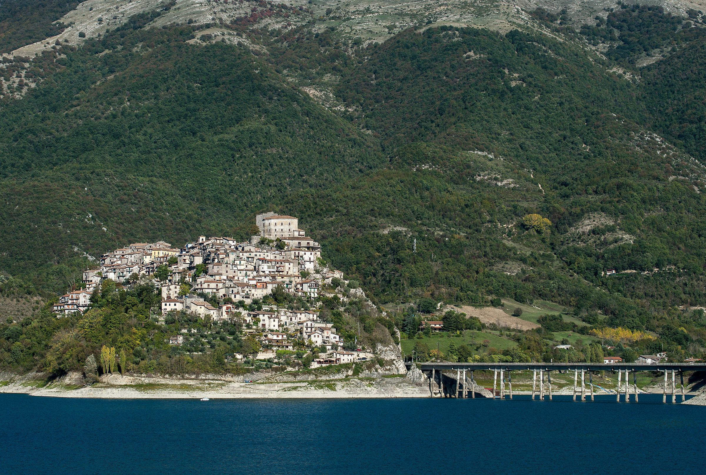 Castel di Tora on Lake Turano (Ri)