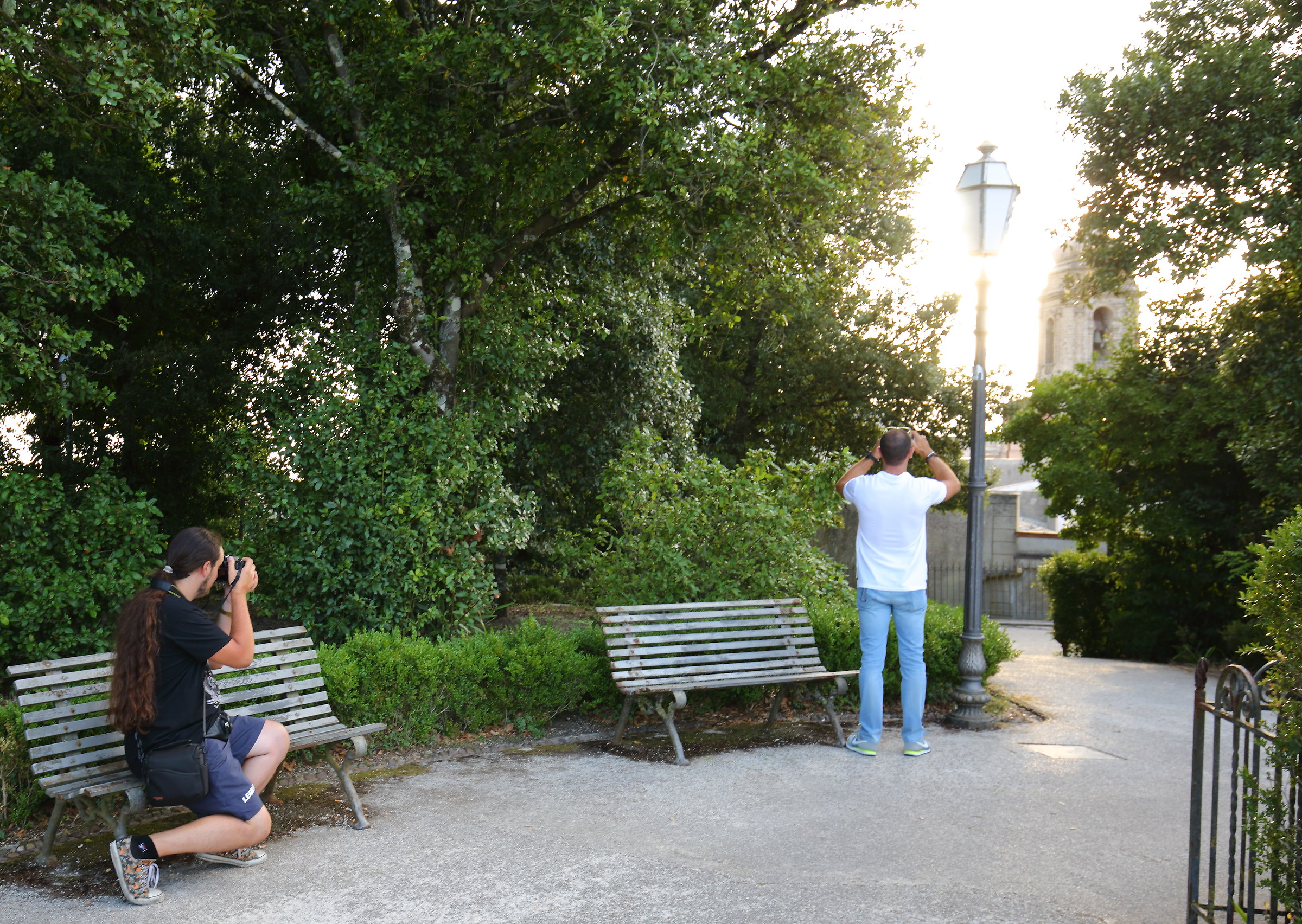 I photograph, you photographers he photographs.