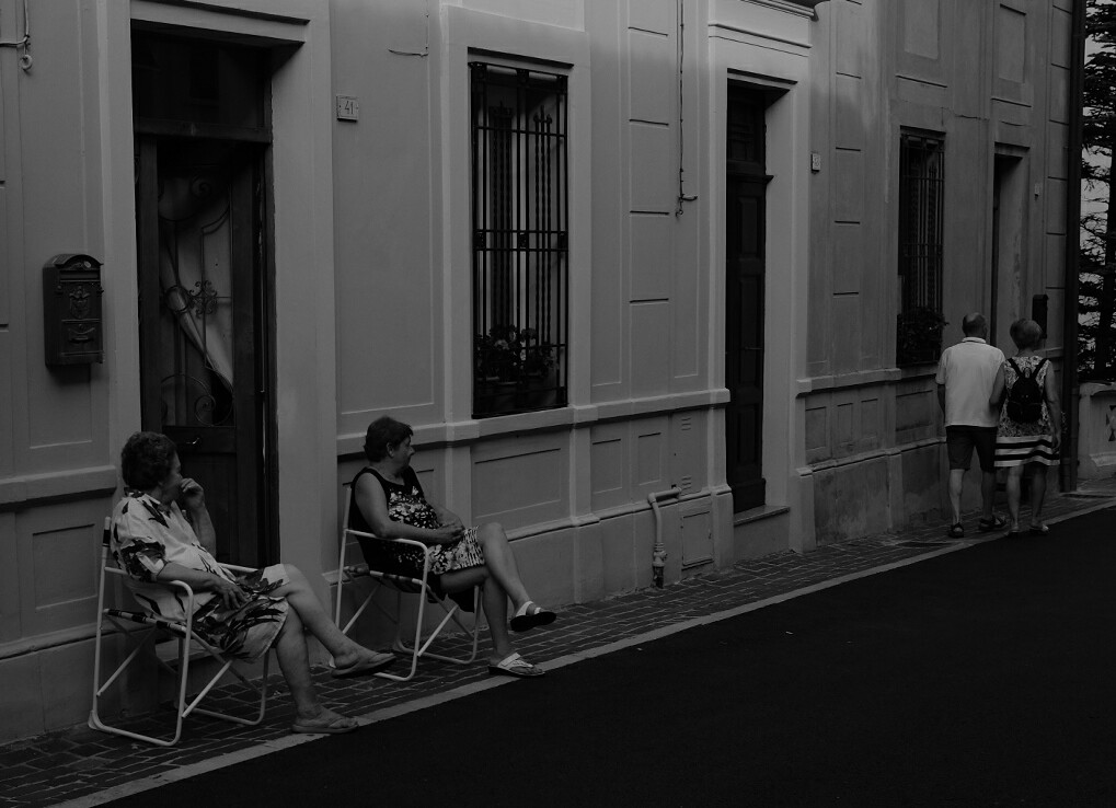 Criticando si fa sera