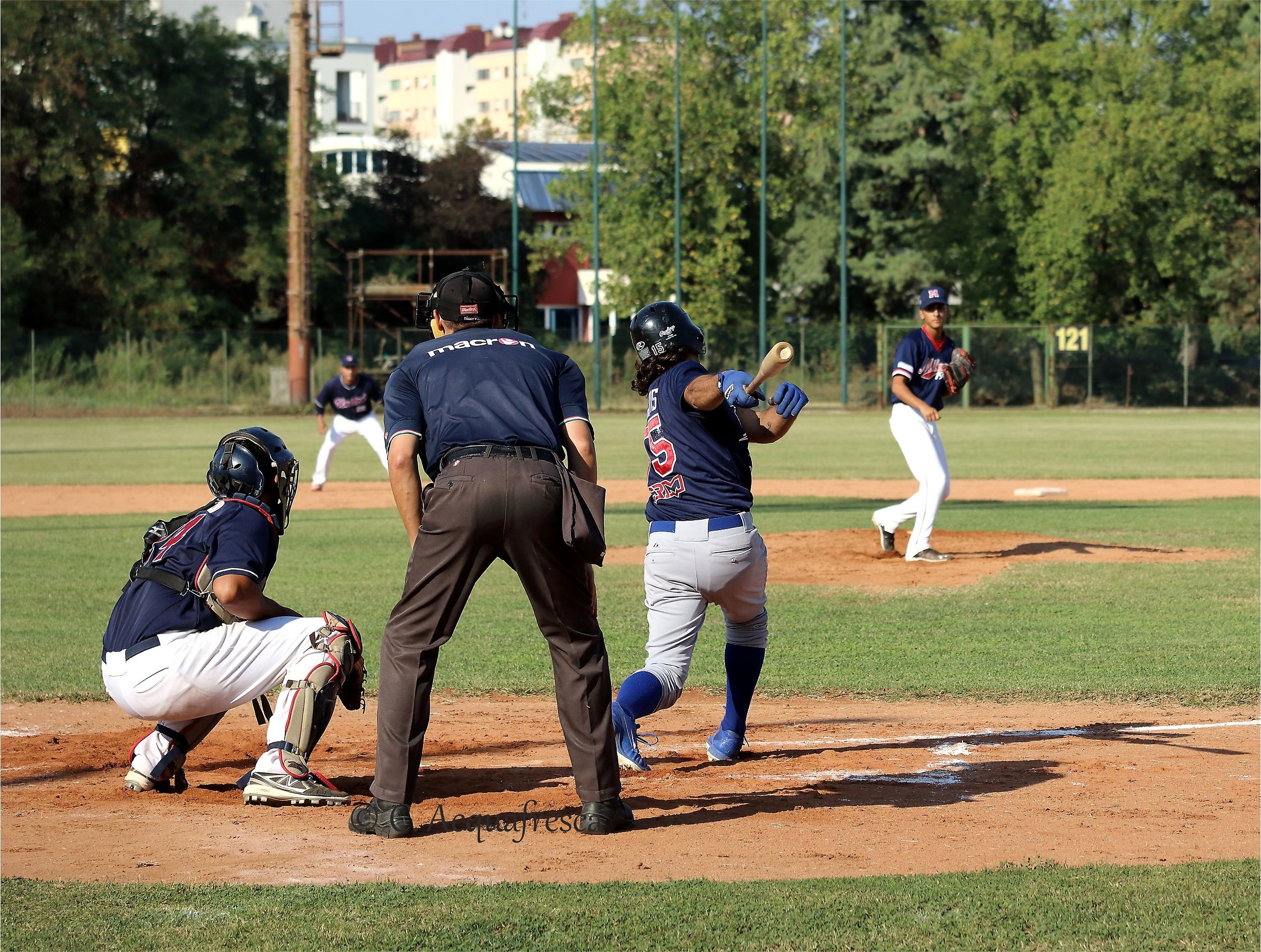 Baseball, swing left