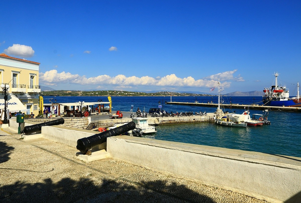 Isola di Spetses, sullo sfondo il peleponneso