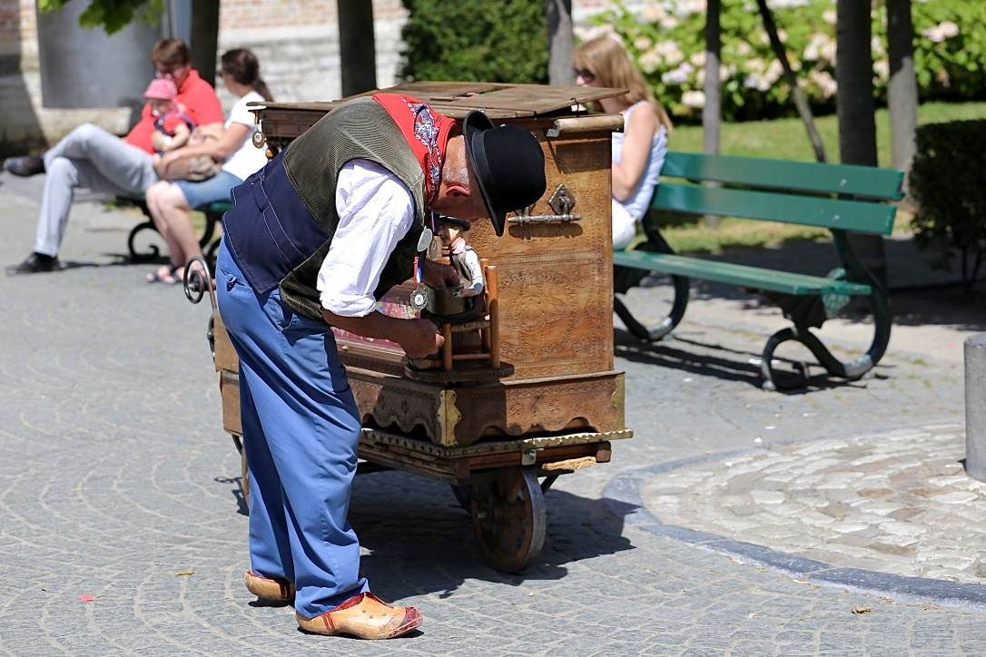 aggiustatina a..me same: organ in Bruges