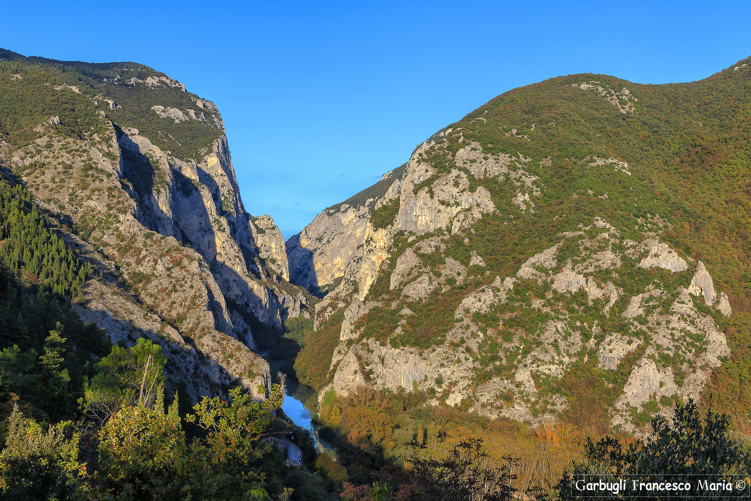 autumn colors in the Gola del Furlo